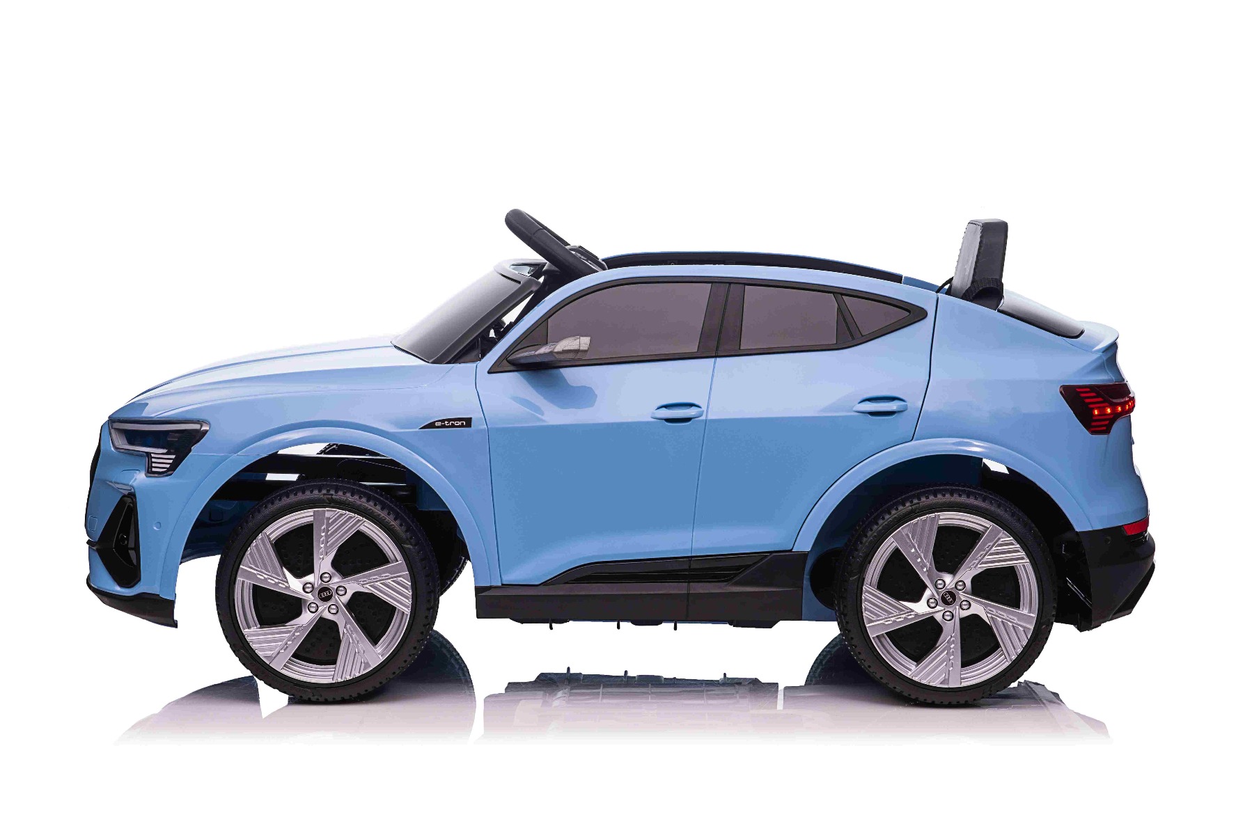 Maşinuţa electrica copii Audi E-tron Sportback 12V, albastru, scaun lat cu un singur loc și centură de siguranță cu prindere în trei puncte, telecomandă 2.4 GHz, intrare USB/AUX, suspensie, baterie litiu, lumini LED, motor 2 x 25W, licență ORIGINALĂ - imagine 3