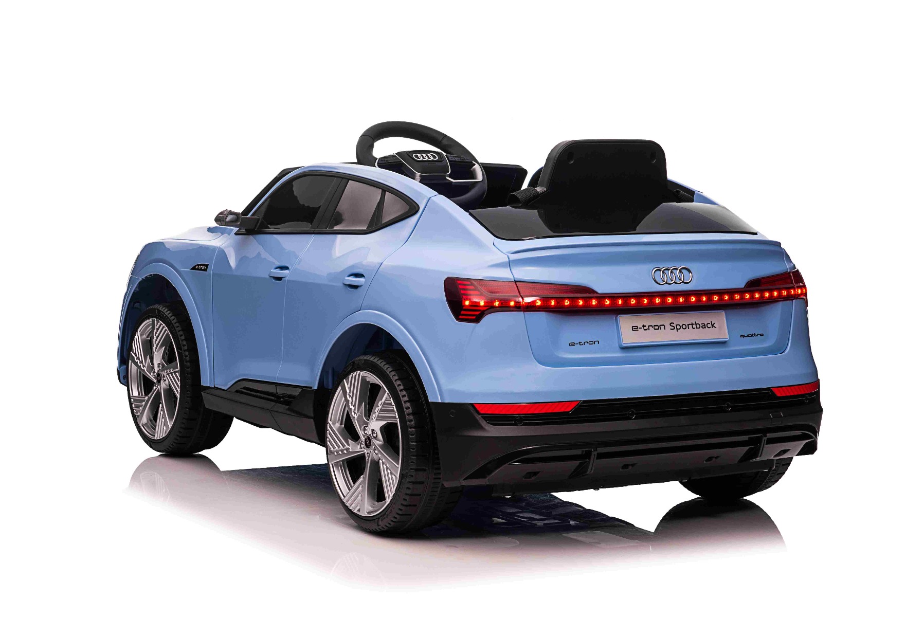 Maşinuţa electrica copii Audi E-tron Sportback 12V, albastru, scaun lat cu un singur loc și centură de siguranță cu prindere în trei puncte, telecomandă 2.4 GHz, intrare USB/AUX, suspensie, baterie litiu, lumini LED, motor 2 x 25W, licență ORIGINALĂ - imagine 4