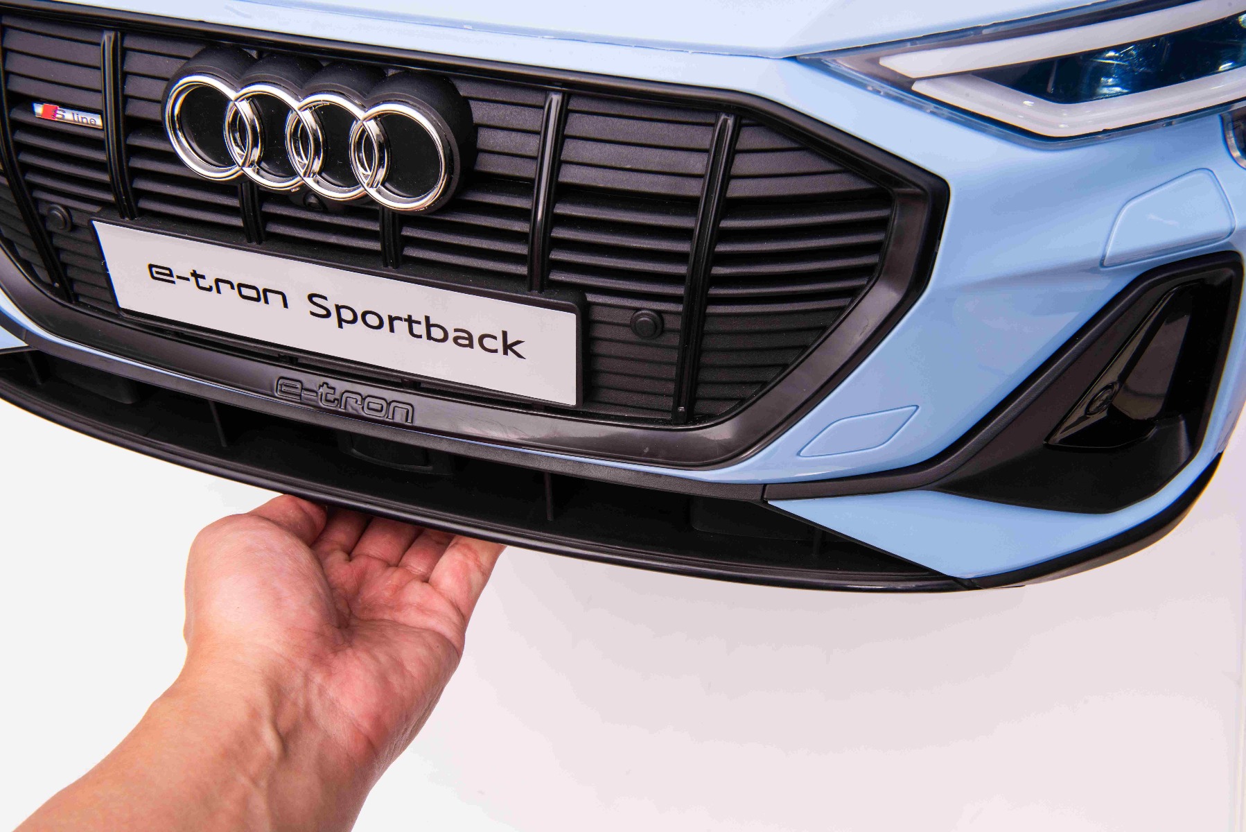 Maşinuţa electrica copii Audi E-tron Sportback 12V, albastru, scaun lat cu un singur loc și centură de siguranță cu prindere în trei puncte, telecomandă 2.4 GHz, intrare USB/AUX, suspensie, baterie litiu, lumini LED, motor 2 x 25W, licență ORIGINALĂ - imagine 8