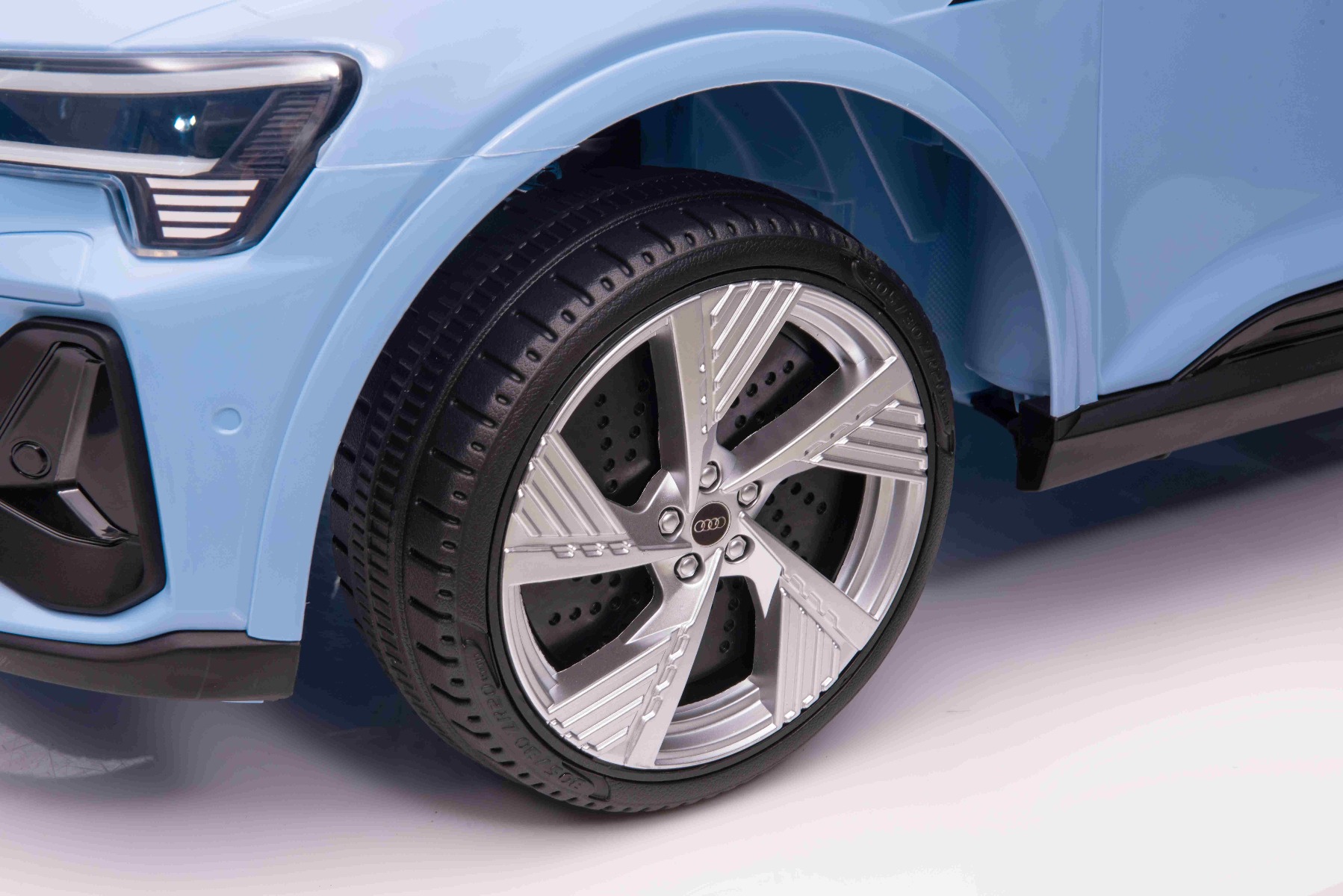 Maşinuţa electrica copii Audi E-tron Sportback 12V, albastru, scaun lat cu un singur loc și centură de siguranță cu prindere în trei puncte, telecomandă 2.4 GHz, intrare USB/AUX, suspensie, baterie litiu, lumini LED, motor 2 x 25W, licență ORIGINALĂ - imagine 10