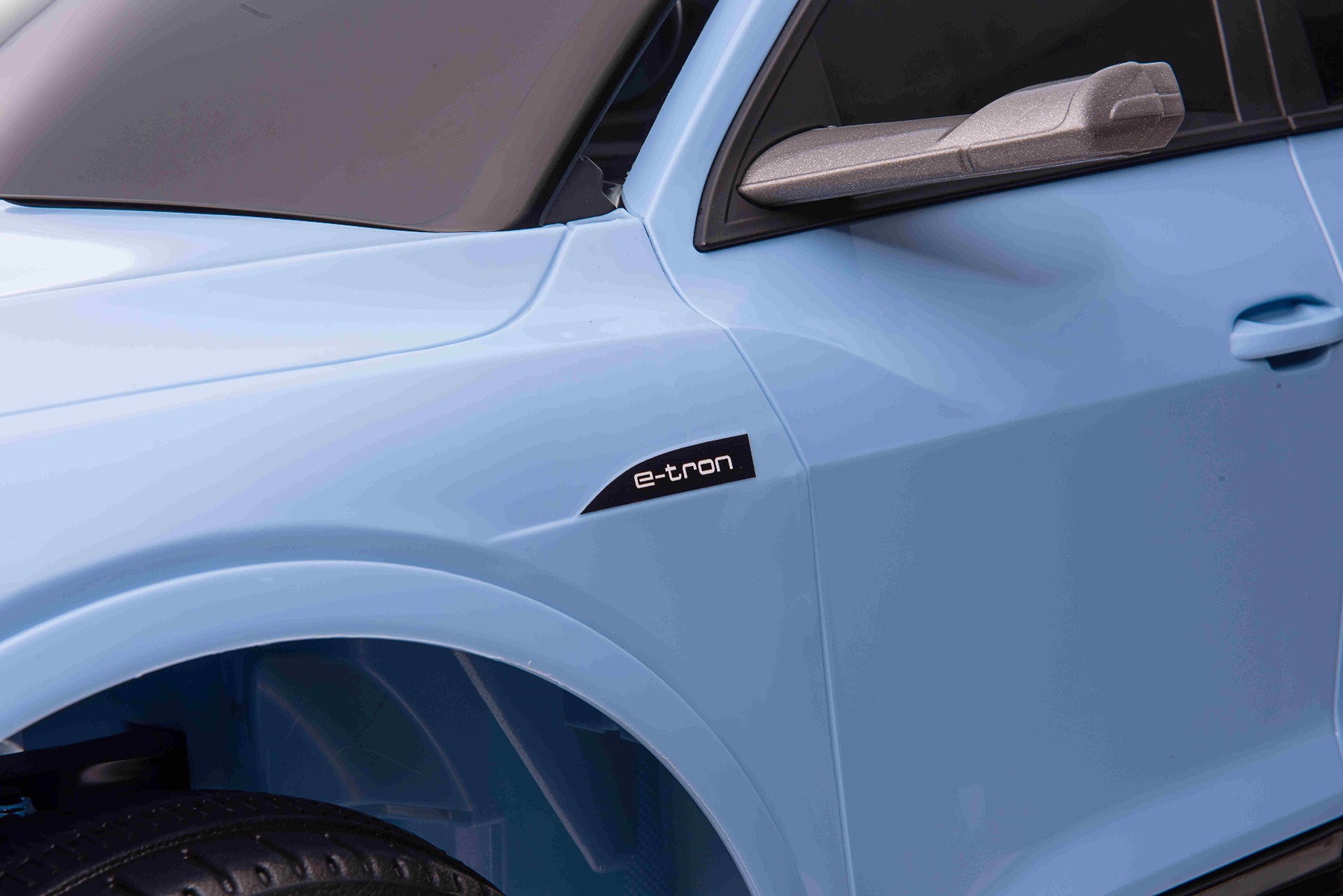 Maşinuţa electrica copii Audi E-tron Sportback 12V, albastru, scaun lat cu un singur loc și centură de siguranță cu prindere în trei puncte, telecomandă 2.4 GHz, intrare USB/AUX, suspensie, baterie litiu, lumini LED, motor 2 x 25W, licență ORIGINALĂ - imagine 11