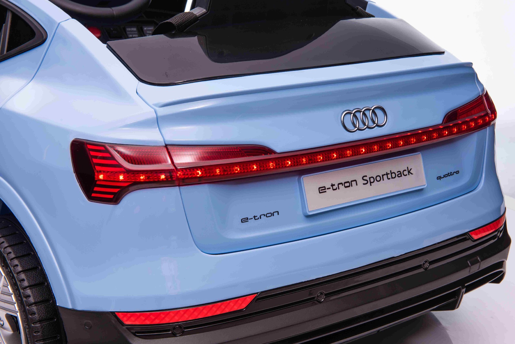 Maşinuţa electrica copii Audi E-tron Sportback 12V, albastru, scaun lat cu un singur loc și centură de siguranță cu prindere în trei puncte, telecomandă 2.4 GHz, intrare USB/AUX, suspensie, baterie litiu, lumini LED, motor 2 x 25W, licență ORIGINALĂ - imagine 15
