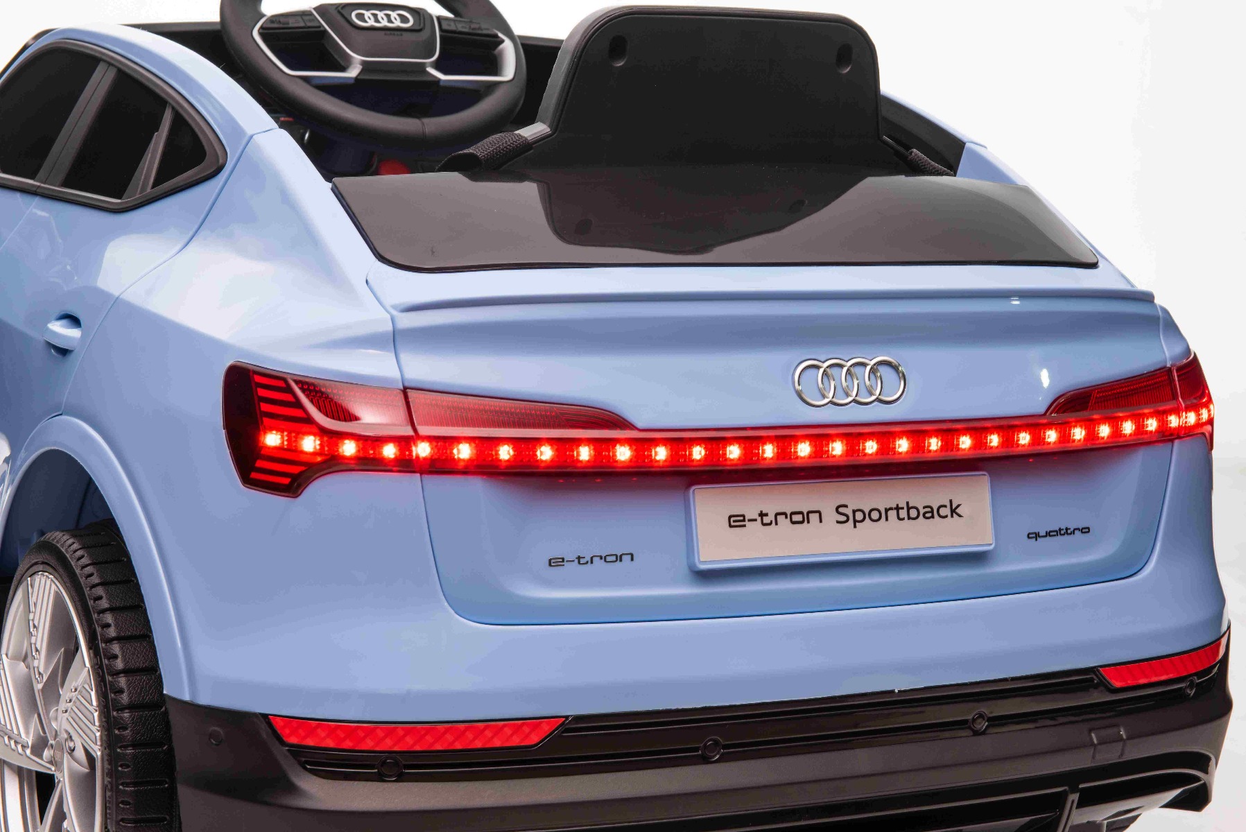 Maşinuţa electrica copii Audi E-tron Sportback 12V, albastru, scaun lat cu un singur loc și centură de siguranță cu prindere în trei puncte, telecomandă 2.4 GHz, intrare USB/AUX, suspensie, baterie litiu, lumini LED, motor 2 x 25W, licență ORIGINALĂ - imagine 17