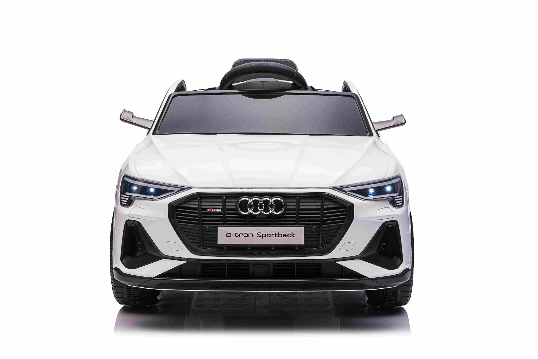 Maşinuţa electrica copii Audi E-tron Sportback 12V, alb, scaun lat cu un singur loc și centură de siguranță cu prindere în trei puncte, telecomandă 2.4 GHz, intrare USB/AUX, suspensie, baterie litiu, lumini LED, motor 2 x 25W, licență ORIGINALĂ