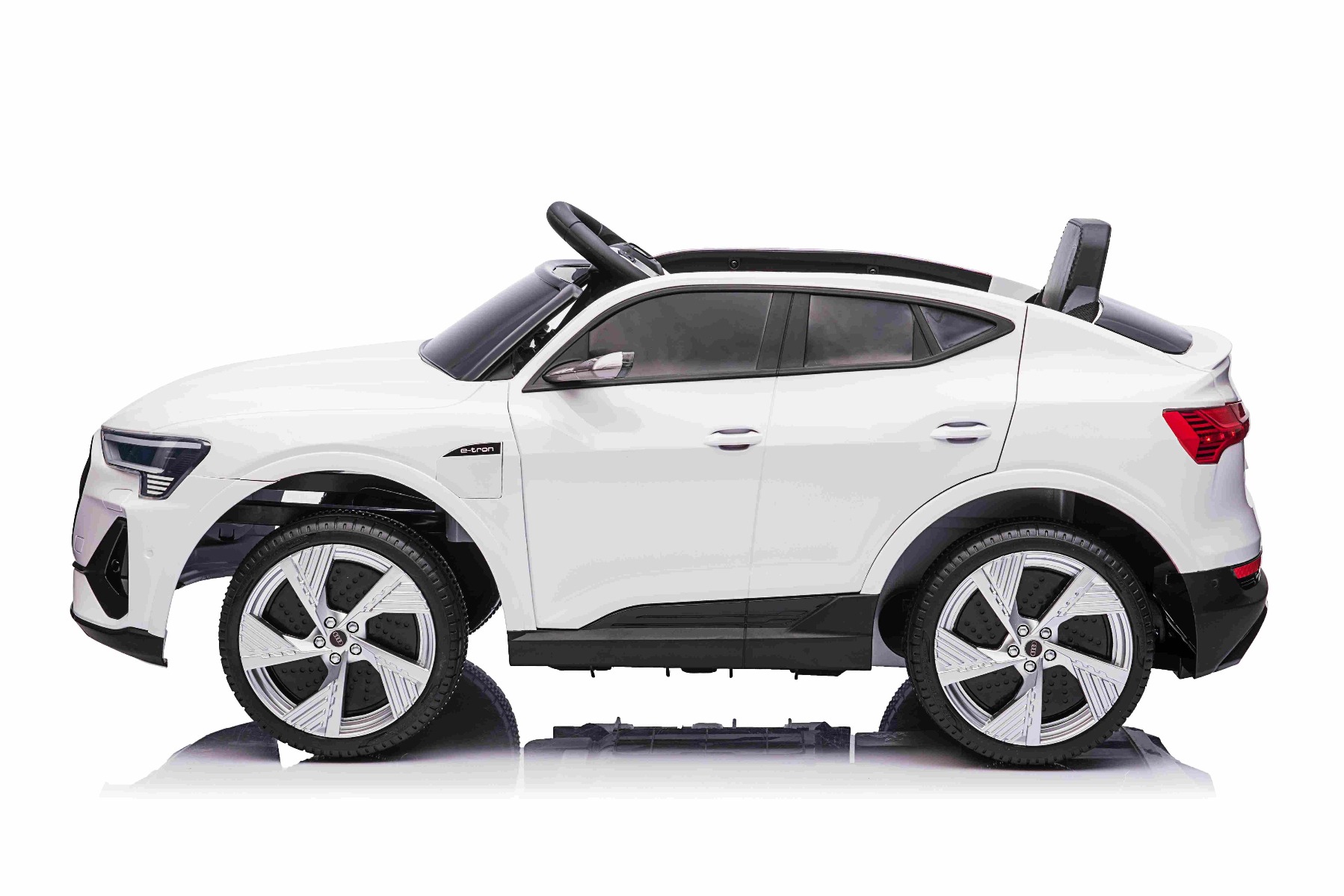 Maşinuţa electrica copii Audi E-tron Sportback 12V, alb, scaun lat cu un singur loc și centură de siguranță cu prindere în trei puncte, telecomandă 2.4 GHz, intrare USB/AUX, suspensie, baterie litiu, lumini LED, motor 2 x 25W, licență ORIGINALĂ - imagine 2