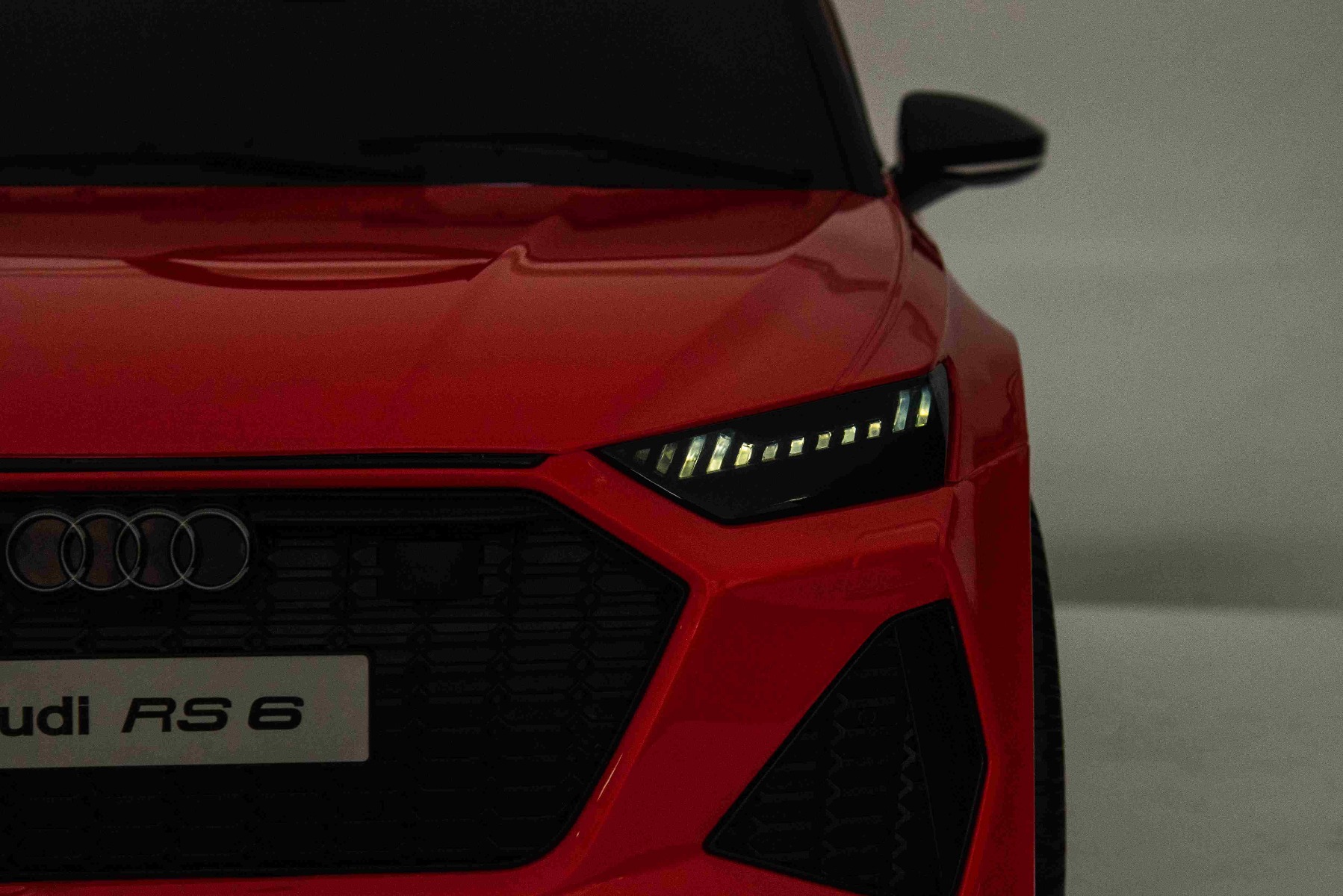 Mașină electrică Audi RS6, 12V, scaun piele, telecomandă 2.4GHz, comutator funcție telecomandă/ pedală, intrare USB, lumini LED, baterie 12V, roți moi EVA, 2 X MOTOR, roșu, licență ORIGINALĂ - imagine 12
