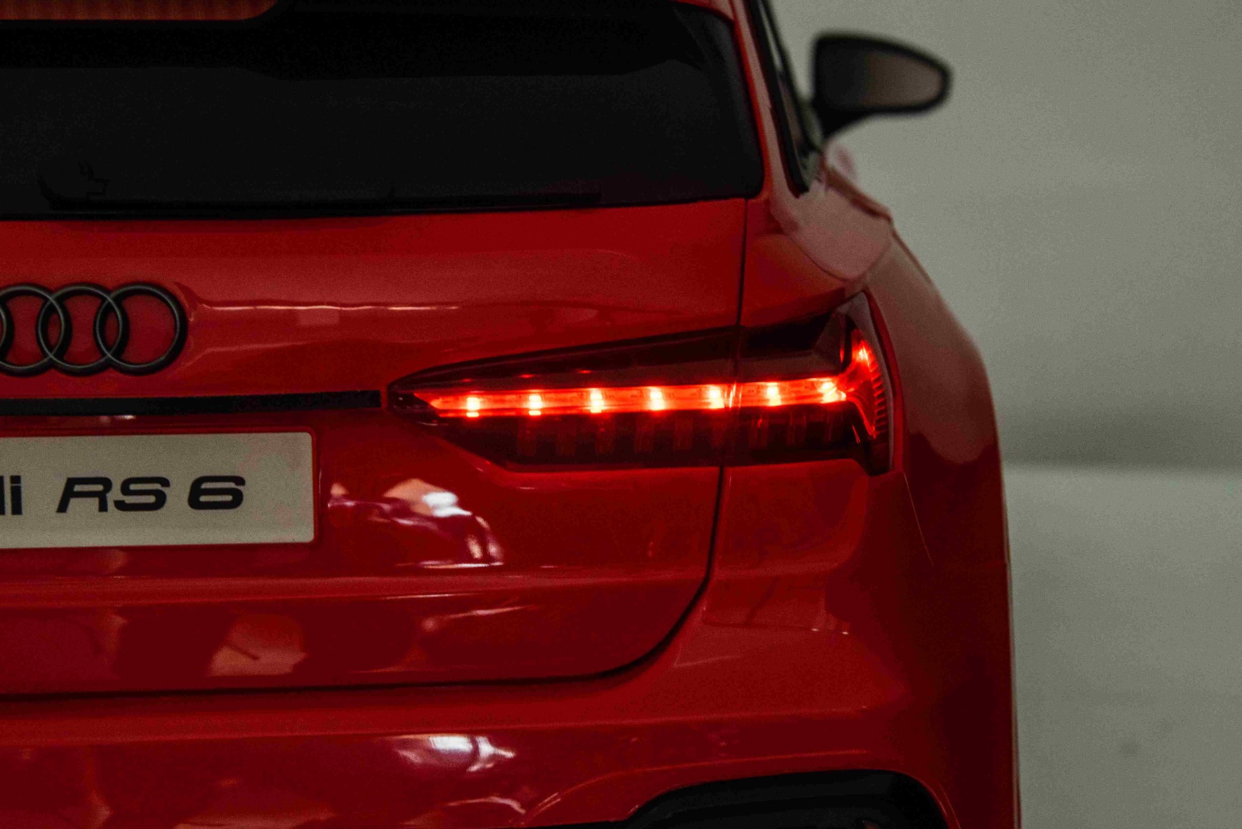 Mașină electrică Audi RS6, 12V, scaun piele, telecomandă 2.4GHz, comutator funcție telecomandă/ pedală, intrare USB, lumini LED, baterie 12V, roți moi EVA, 2 X MOTOR, roșu, licență ORIGINALĂ - imagine 13