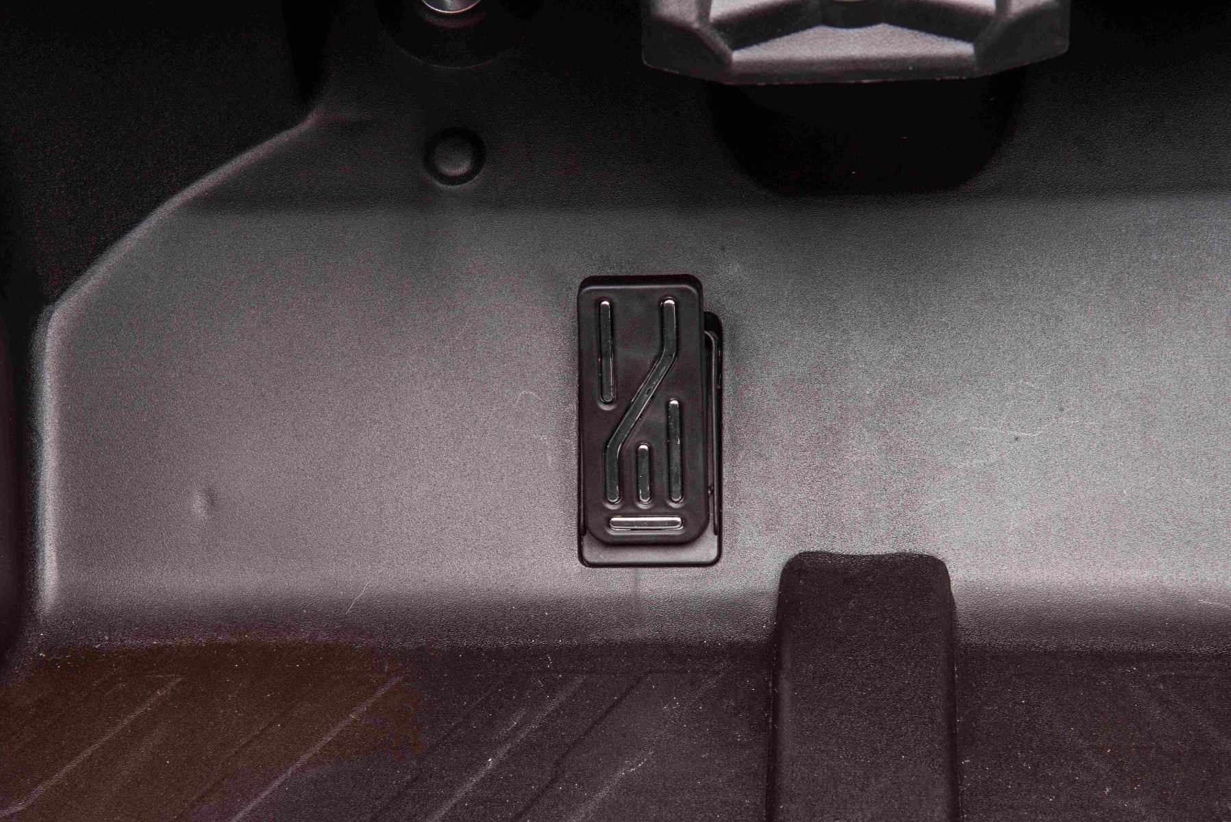 Mașină electrică copii Can-am Maverick 24V, roșu, cu două locuri, suspensie spate, telecomandă 2,4 Ghz, Baterie litiu portabilă, 4 motoare de 200 W, roți EVA, scaune din piele, player MP3 cu intrare USB/SD, model cu licență - imagine 15
