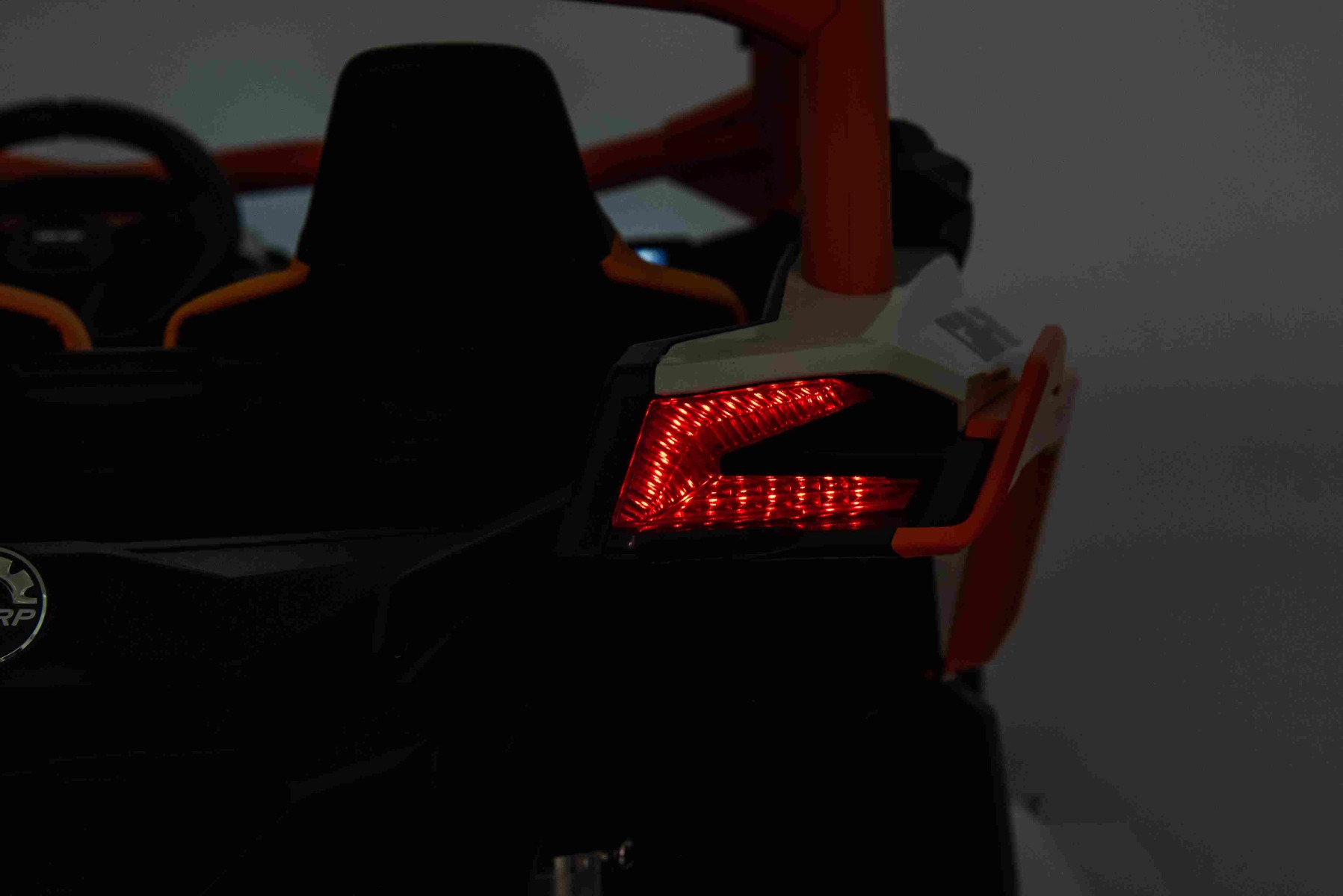 Mașină electrică copii Can-am Maverick 24V, roșu, cu două locuri, suspensie spate, telecomandă 2,4 Ghz, Baterie litiu portabilă, 4 motoare de 200 W, roți EVA, scaune din piele, player MP3 cu intrare USB/SD, model cu licență - imagine 11