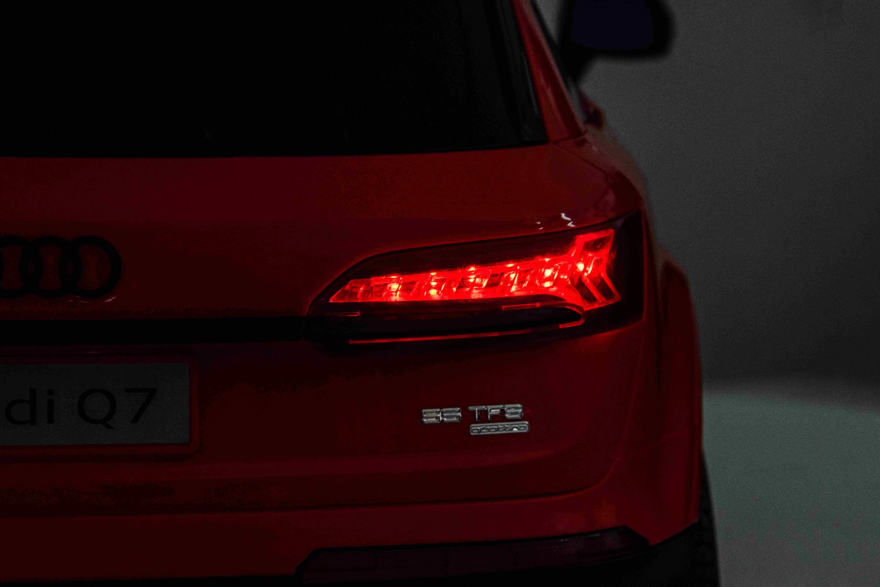 Mașină electrică de jucărie Audi Q7 roșu, 1 loc, suspensie independentă, baterie 12V, telecomandă, 2 motoare de 35 W, lumini LED, intrare USB/AUX pe MP3 player, model cu licență - imagine 13