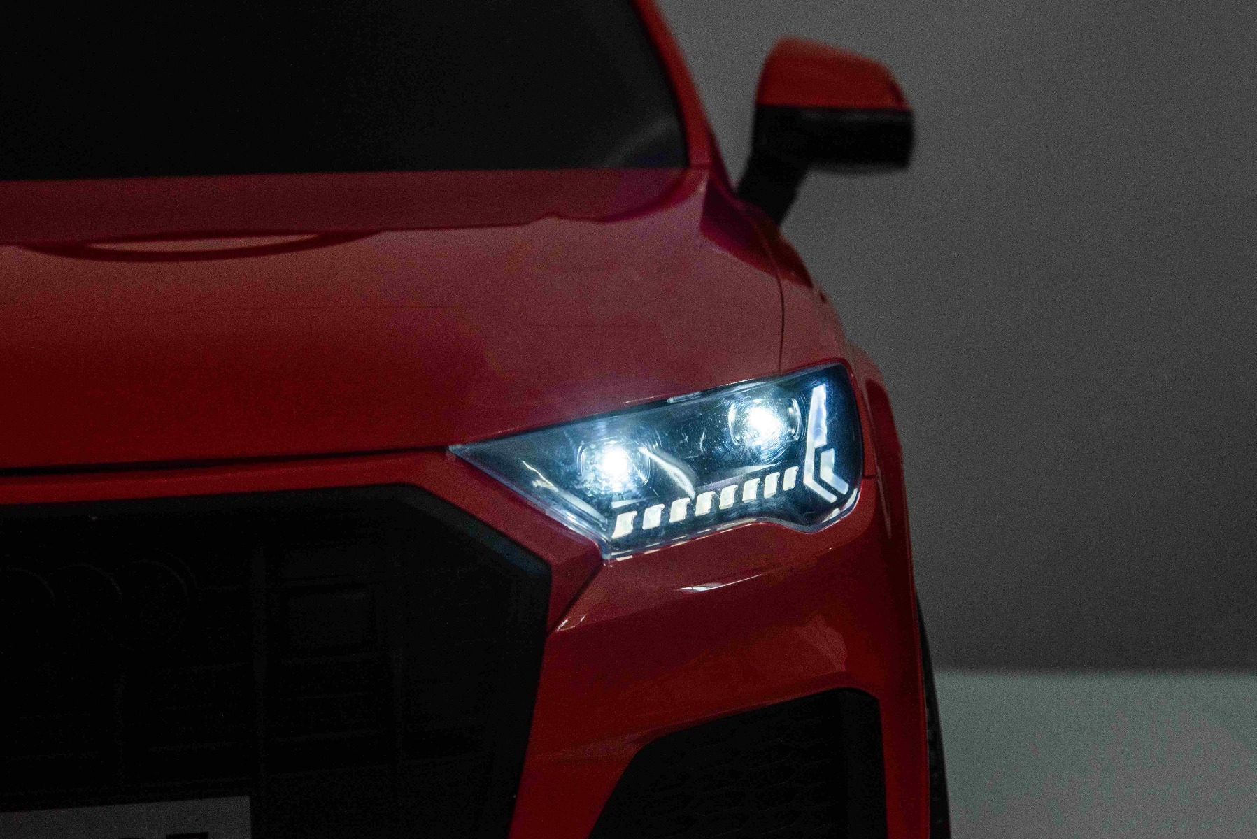 Mașină electrică de jucărie Audi Q7 roșu, 1 loc, suspensie independentă, baterie 12V, telecomandă, 2 motoare de 35 W, lumini LED, intrare USB/AUX pe MP3 player, model cu licență - imagine 14