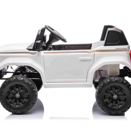 Mașinuță electrică Toyota Landcruiser 12V, alb, scaun lat, telecomandă 2.4 GHz, intrare USB / AUX, Bluetooth, suspensie, baterie litiu, lumini LED, motor 2 x 25W, licență ORIGINALĂ