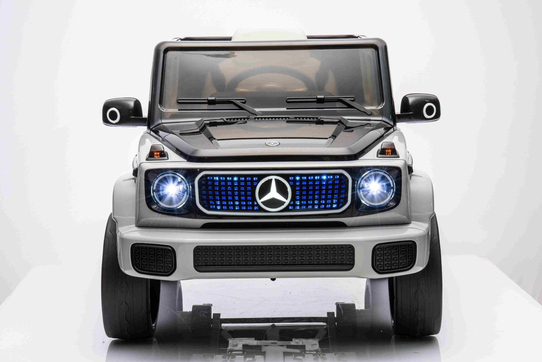 Mașinuță electrică de jucărie Mercedes-Benz EQG 12V, gri, componente ale caroseriei iluminate cu LED, lumini față și spate funcționale, telecomandă 2,4 GHz, intrare USB/Aux, baterie litiu, motor 2 x 35W, licență ORIGINALĂ - imagine 15