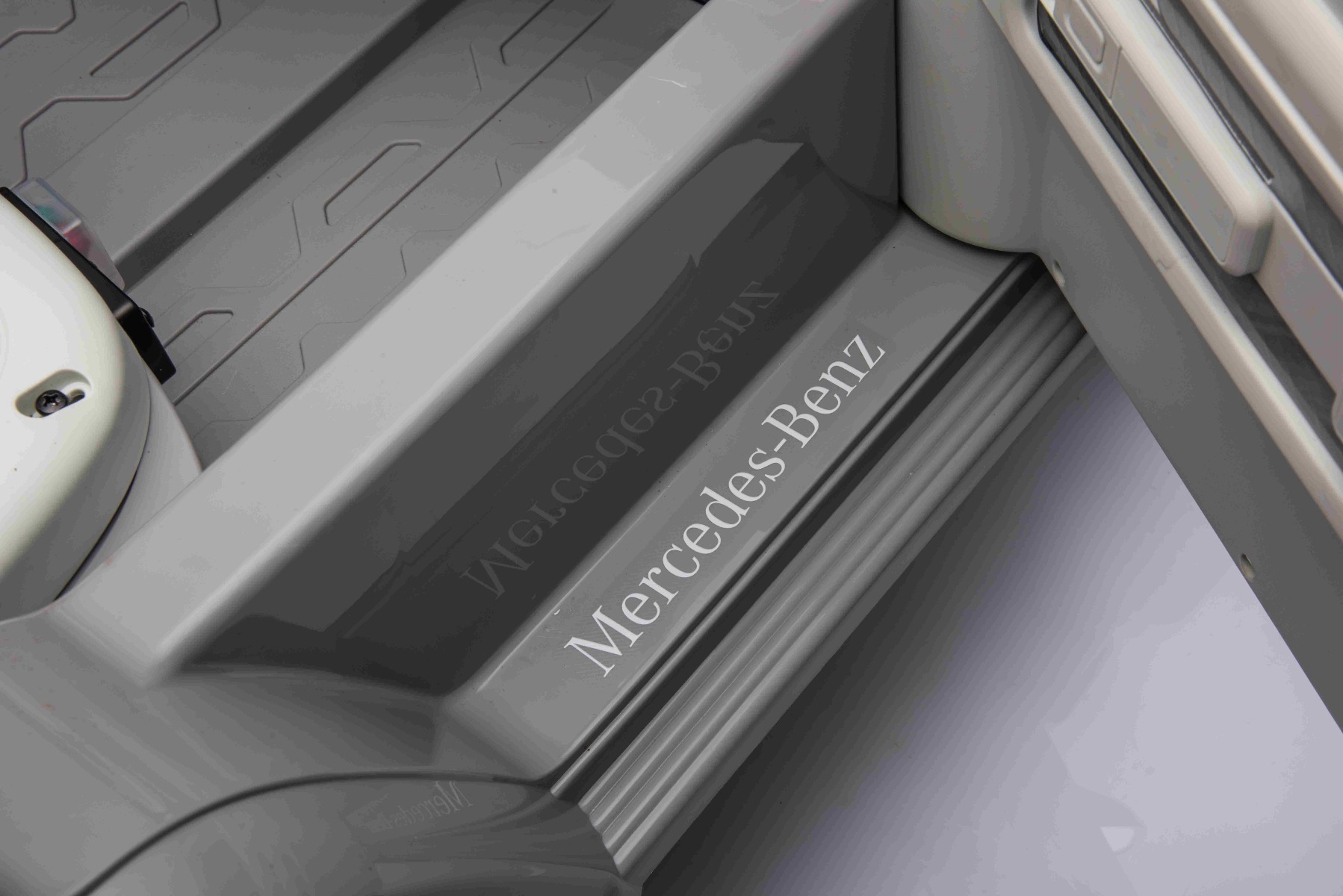Mașinuță electrică de jucărie Mercedes-Benz EQG 12V, gri, componente ale caroseriei iluminate cu LED, lumini față și spate funcționale, telecomandă 2,4 GHz, intrare USB/Aux, baterie litiu, motor 2 x 35W, licență ORIGINALĂ - imagine 25