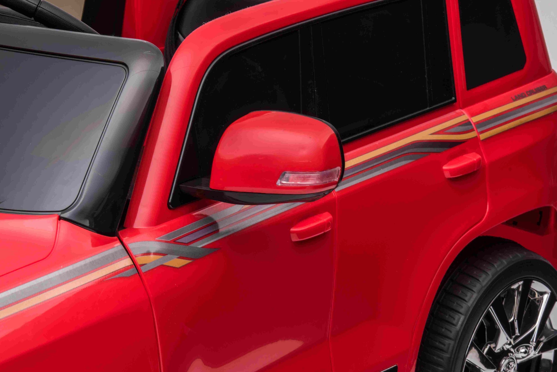 Mașină electrică de jucărie Toyota Landcruiser 12V, roșu, scaun din piele, telecomandă 2,4 GHz, intrare USB / AUX, suspensie, baterie 12 V, roți moi EVA, MOTOR 2 X 35 W, licență ORIGINALĂ - imagine 6