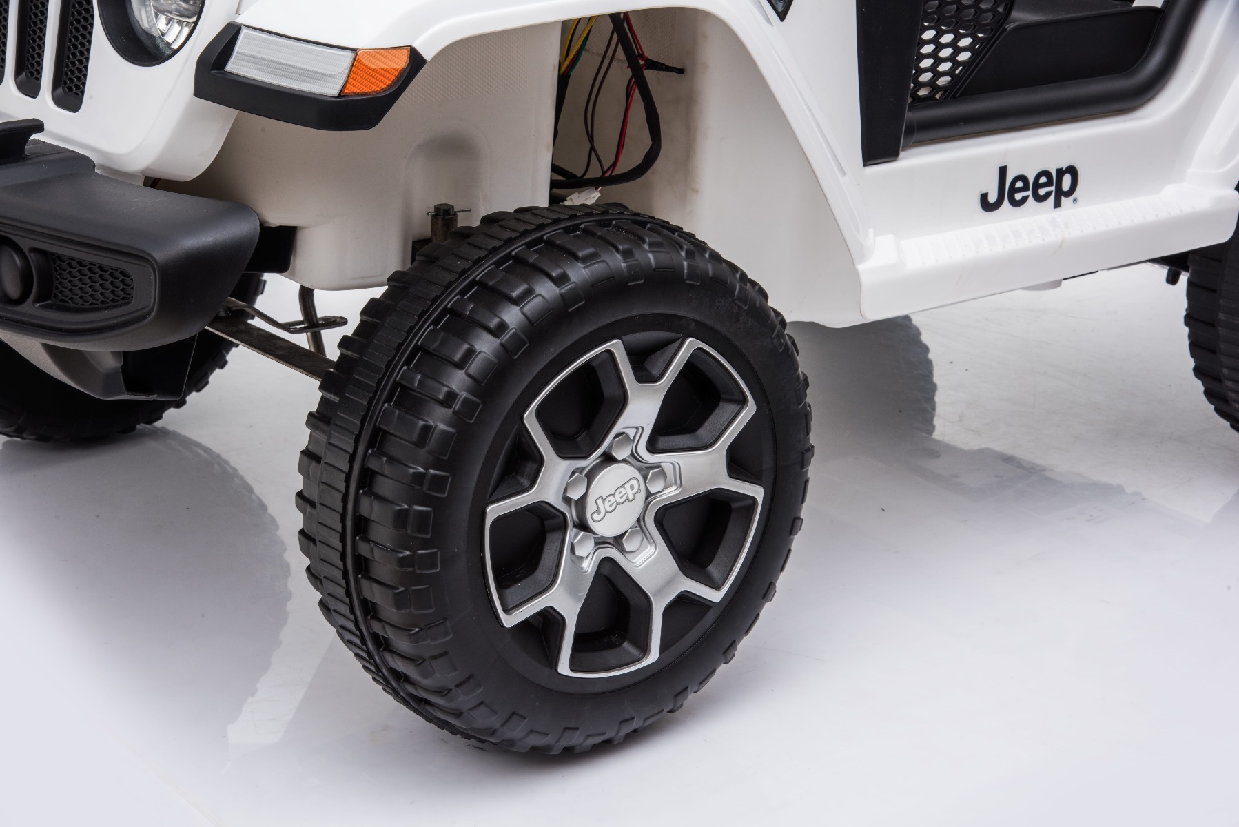 Mașinuță electrică pentru copii JEEP Wrangler, Alb, scaun din piele, Radio cu intrare Bluetooth și USB, unitate 4x4, baterie cu litiu, roți EVA, suspensii spate, telecomandă de 2,4 GHz, comutator funcție telecomandă/ pedală, licențiat - imagine 13
