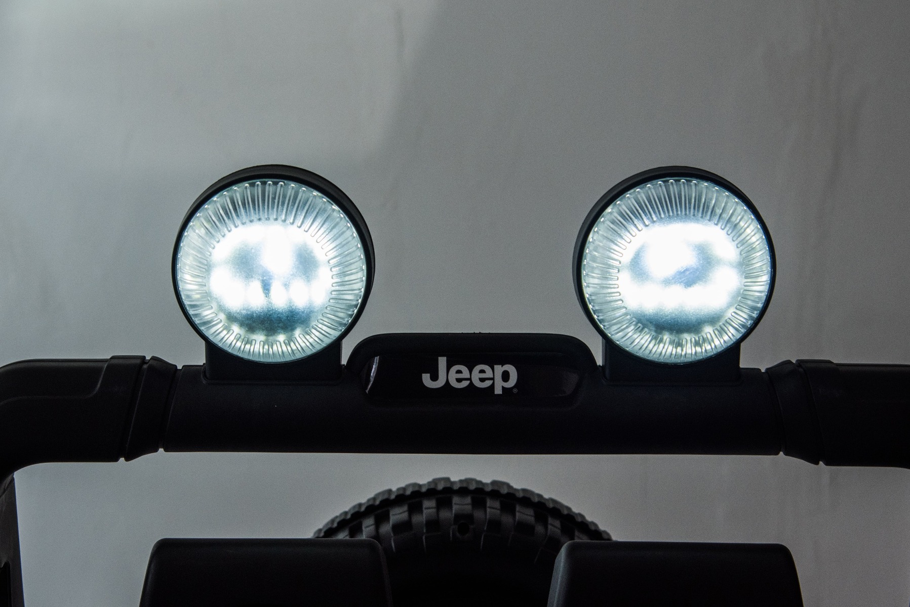 Mașinuță electrică pentru copii JEEP Wrangler, Alb, scaun din piele, Radio cu intrare Bluetooth și USB, unitate 4x4, baterie cu litiu, roți EVA, suspensii spate, telecomandă de 2,4 GHz, comutator funcție telecomandă/ pedală, licențiat - imagine 27