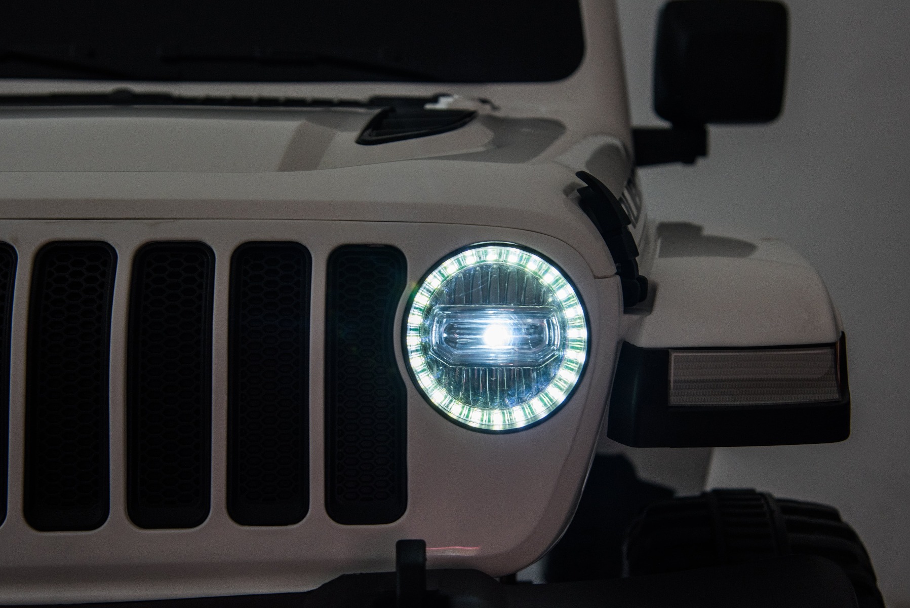 Mașinuță electrică pentru copii JEEP Wrangler, Alb, scaun din piele, Radio cu intrare Bluetooth și USB, unitate 4x4, baterie cu litiu, roți EVA, suspensii spate, telecomandă de 2,4 GHz, comutator funcție telecomandă/ pedală, licențiat - imagine 29