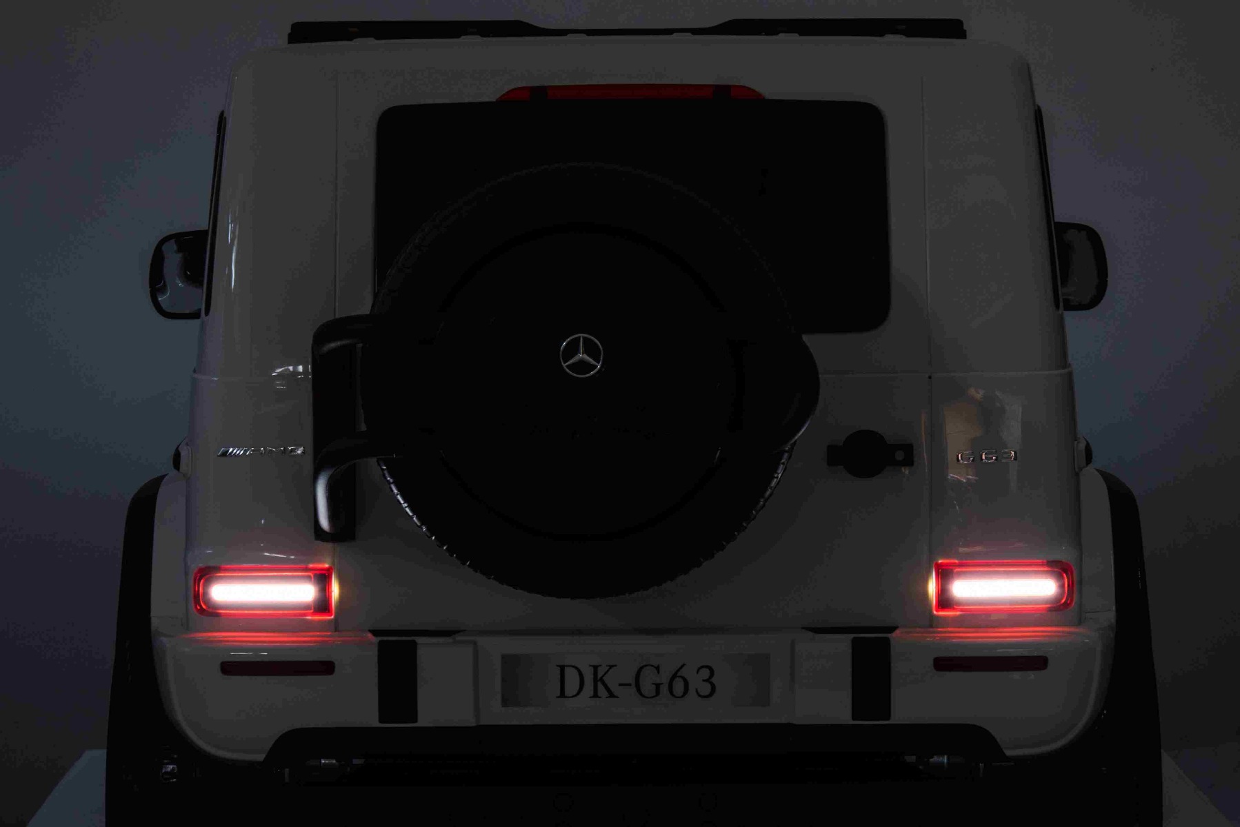 Mașină electrică Mercedes-Benz G63 AMG 4x4 cu două locuri 12V, alb, MP3 Player cu intrare USB/AUX, tracțiune 4x4, baterie 12V14Ah, roți EVA cu suspensie, scaune din piele, telecomandă, licențiat - imagine 12