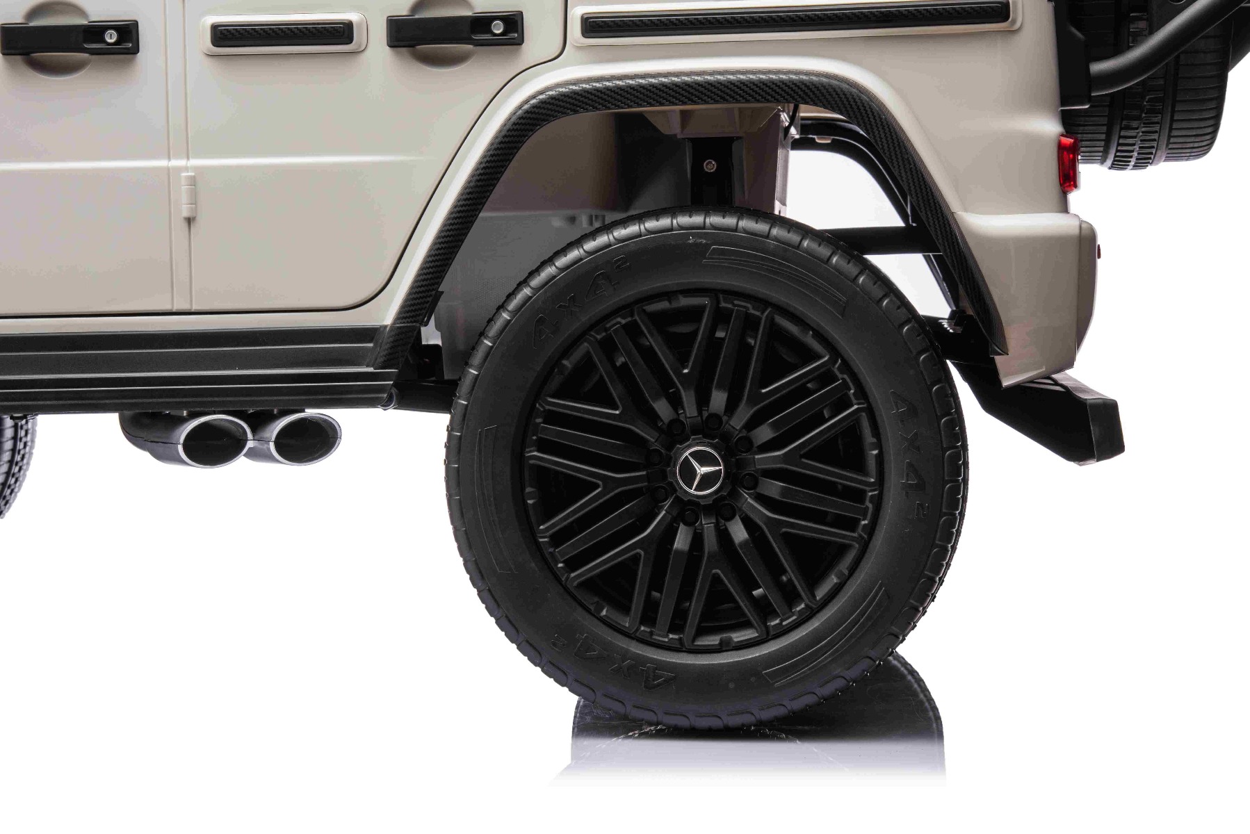 Mașină electrică Mercedes-Benz G63 AMG 4x4 cu două locuri 12V, alb, MP3 Player cu intrare USB/AUX, tracțiune 4x4, baterie 12V14Ah, roți EVA cu suspensie, scaune din piele, telecomandă, licențiat - imagine 14