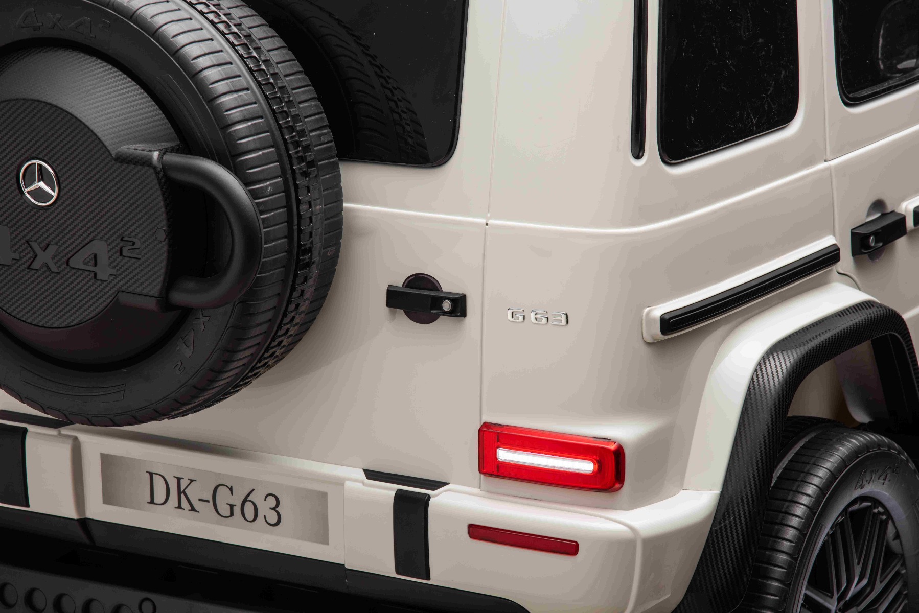 Mașină electrică Mercedes-Benz G63 AMG 4x4 cu două locuri 12V, alb, MP3 Player cu intrare USB/AUX, tracțiune 4x4, baterie 12V14Ah, roți EVA cu suspensie, scaune din piele, telecomandă, licențiat - imagine 19