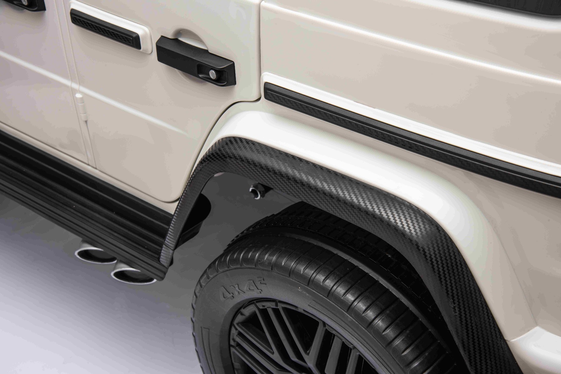 Mașină electrică Mercedes-Benz G63 AMG 4x4 cu două locuri 12V, alb, MP3 Player cu intrare USB/AUX, tracțiune 4x4, baterie 12V14Ah, roți EVA cu suspensie, scaune din piele, telecomandă, licențiat - imagine 21