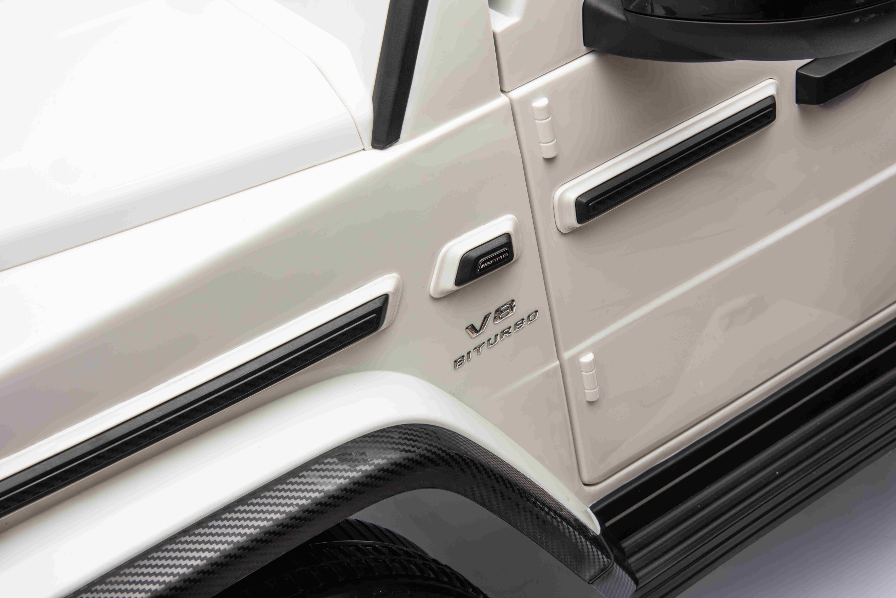 Mașină electrică Mercedes-Benz G63 AMG 4x4 cu două locuri 12V, alb, MP3 Player cu intrare USB/AUX, tracțiune 4x4, baterie 12V14Ah, roți EVA cu suspensie, scaune din piele, telecomandă, licențiat - imagine 22
