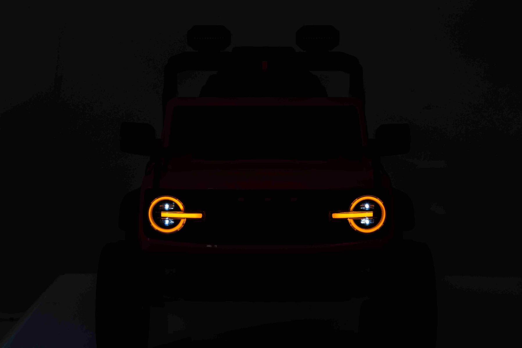 Mașina electrica copii Ford Bronco cu tracțiune spate cu licență (un singur loc), negru, baterie litiu, șasiu înalt, scaun lat, axă suspensie spate, telecomandă 2,4 GHz, player MP3 cu intrare USB, lumini LED - imagine 11