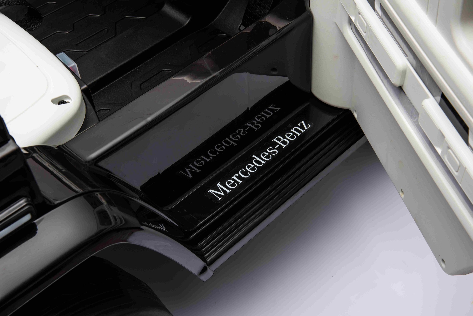 Mașinuță electrică de jucărie Mercedes-Benz EQG 12V, negru, componente ale caroseriei iluminate cu LED, lumini față și spate funcționale, telecomandă 2,4 GHz, intrare USB/Aux, baterie litiu, motor 2 x 35W, licență ORIGINALĂ - imagine 9
