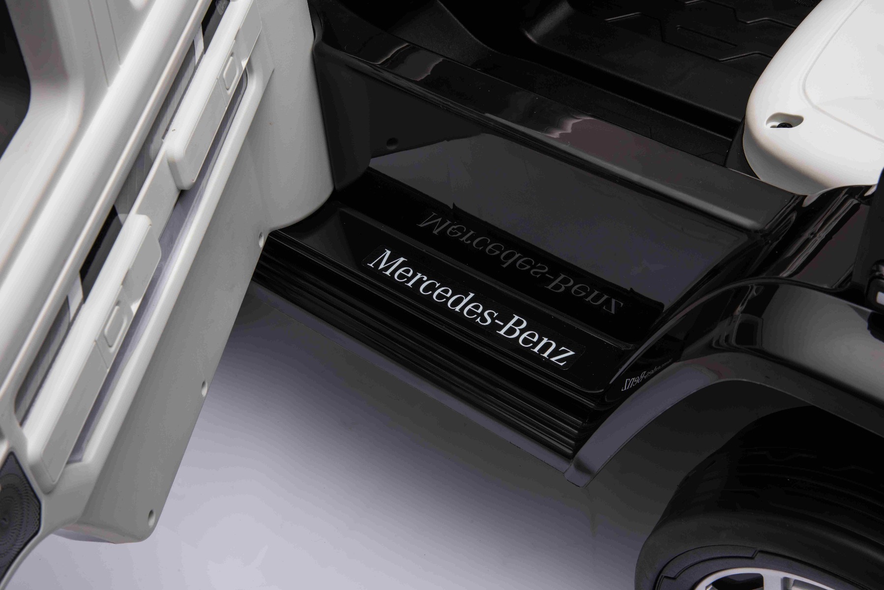 Mașinuță electrică de jucărie Mercedes-Benz EQG 12V, negru, componente ale caroseriei iluminate cu LED, lumini față și spate funcționale, telecomandă 2,4 GHz, intrare USB/Aux, baterie litiu, motor 2 x 35W, licență ORIGINALĂ - imagine 18