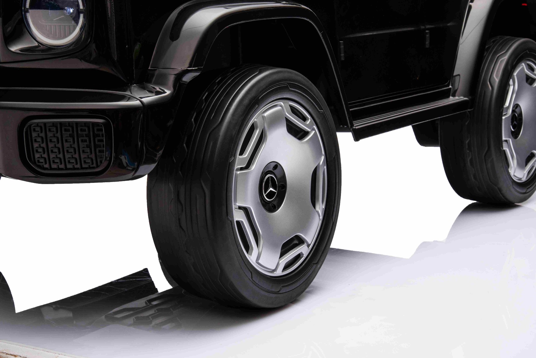 Mașinuță electrică de jucărie Mercedes-Benz EQG 12V, negru, componente ale caroseriei iluminate cu LED, lumini față și spate funcționale, telecomandă 2,4 GHz, intrare USB/Aux, baterie litiu, motor 2 x 35W, licență ORIGINALĂ - imagine 24