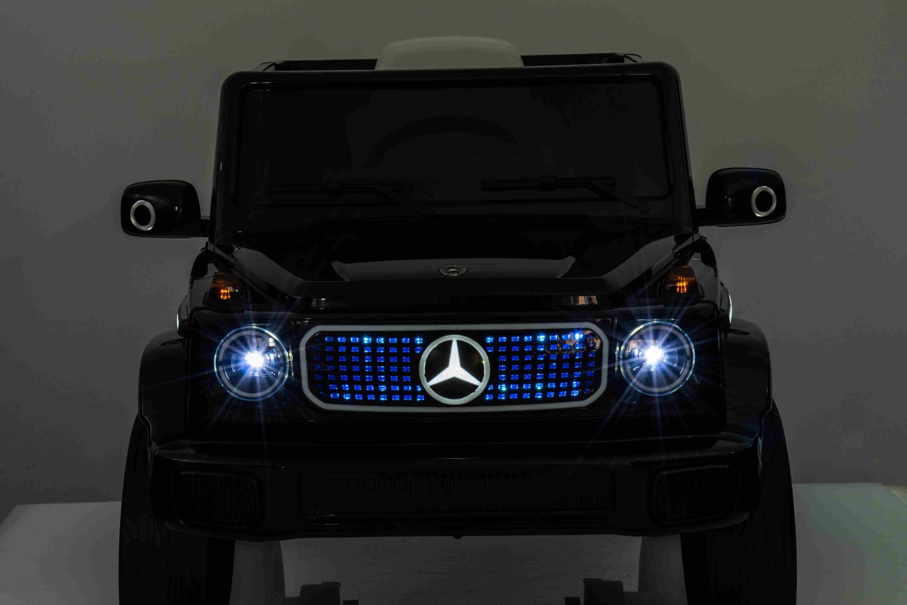 Mașinuță electrică de jucărie Mercedes-Benz EQG 12V, negru, componente ale caroseriei iluminate cu LED, lumini față și spate funcționale, telecomandă 2,4 GHz, intrare USB/Aux, baterie litiu, motor 2 x 35W, licență ORIGINALĂ - imagine 37