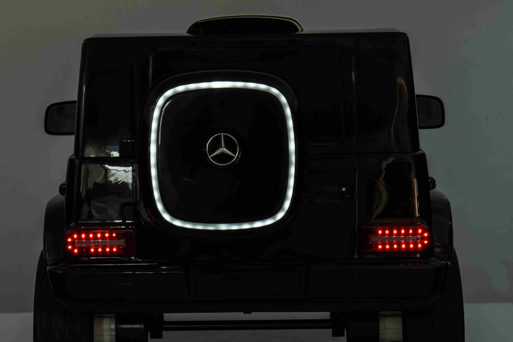 Mașinuță electrică de jucărie Mercedes-Benz EQG 12V, negru, componente ale caroseriei iluminate cu LED, lumini față și spate funcționale, telecomandă 2,4 GHz, intrare USB/Aux, baterie litiu, motor 2 x 35W, licență ORIGINALĂ - imagine 38
