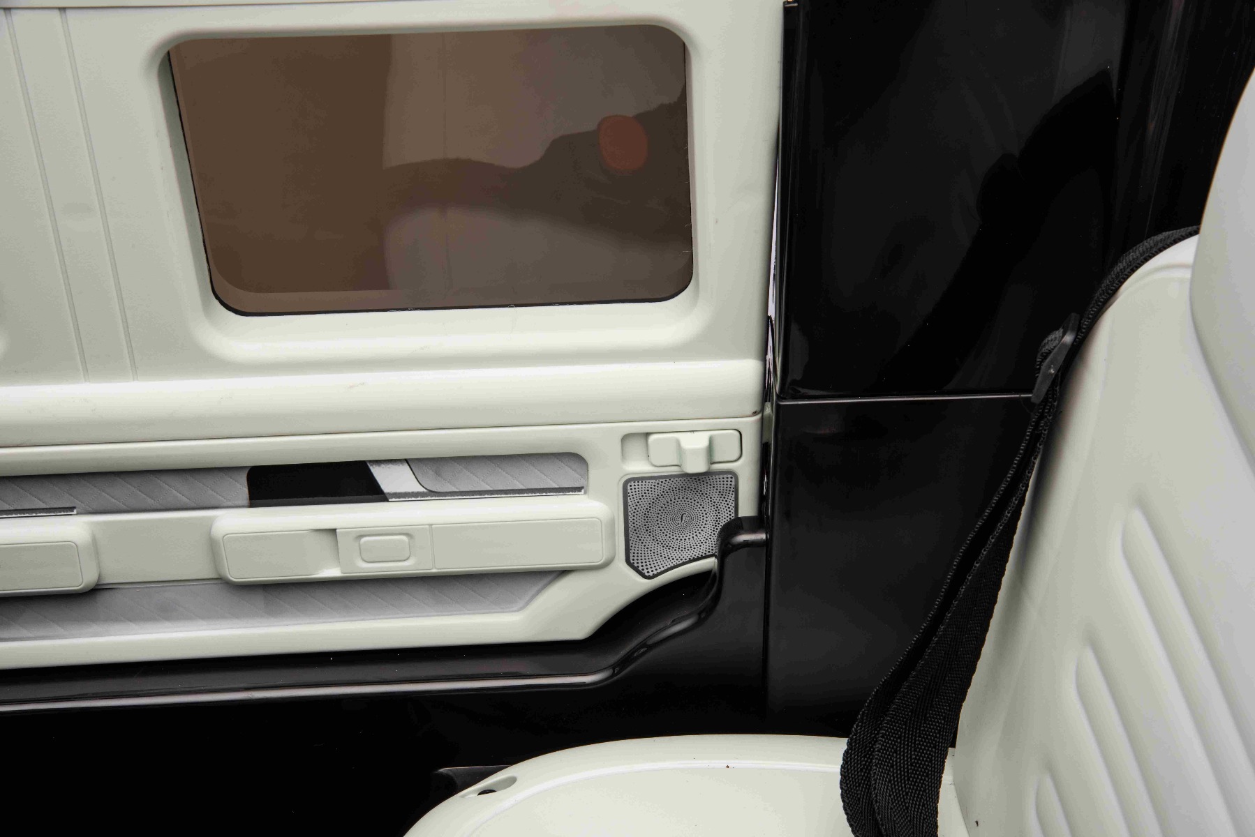 Mașinuță electrică de jucărie Mercedes-Benz EQG 12V, alb, componente ale caroseriei iluminate cu LED, lumini față și spate funcționale, telecomandă 2,4 GHz, intrare USB/Aux, baterie litiu, motor 2 x 35W, licență ORIGINALĂ - imagine 4