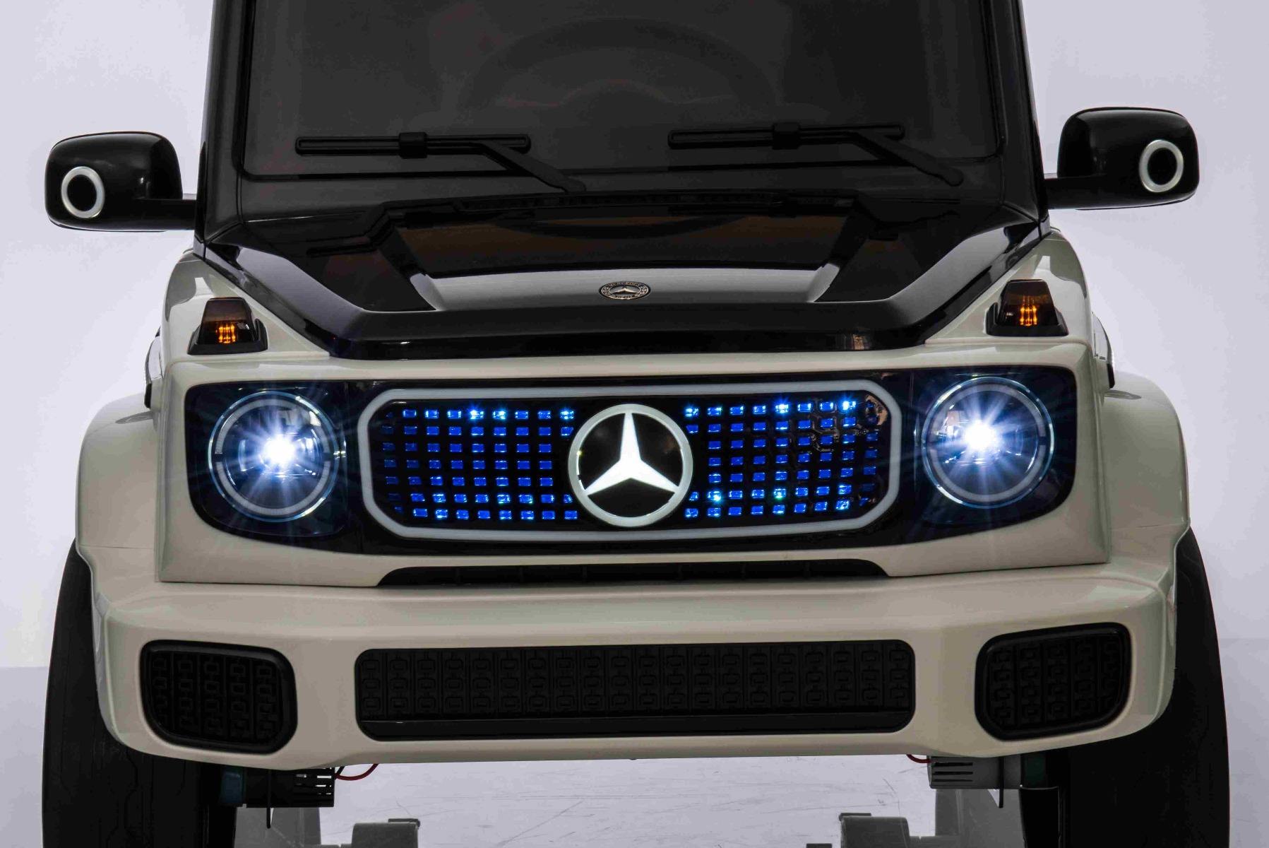 Mașinuță electrică de jucărie Mercedes-Benz EQG 12V, alb, componente ale caroseriei iluminate cu LED, lumini față și spate funcționale, telecomandă 2,4 GHz, intrare USB/Aux, baterie litiu, motor 2 x 35W, licență ORIGINALĂ - imagine 18