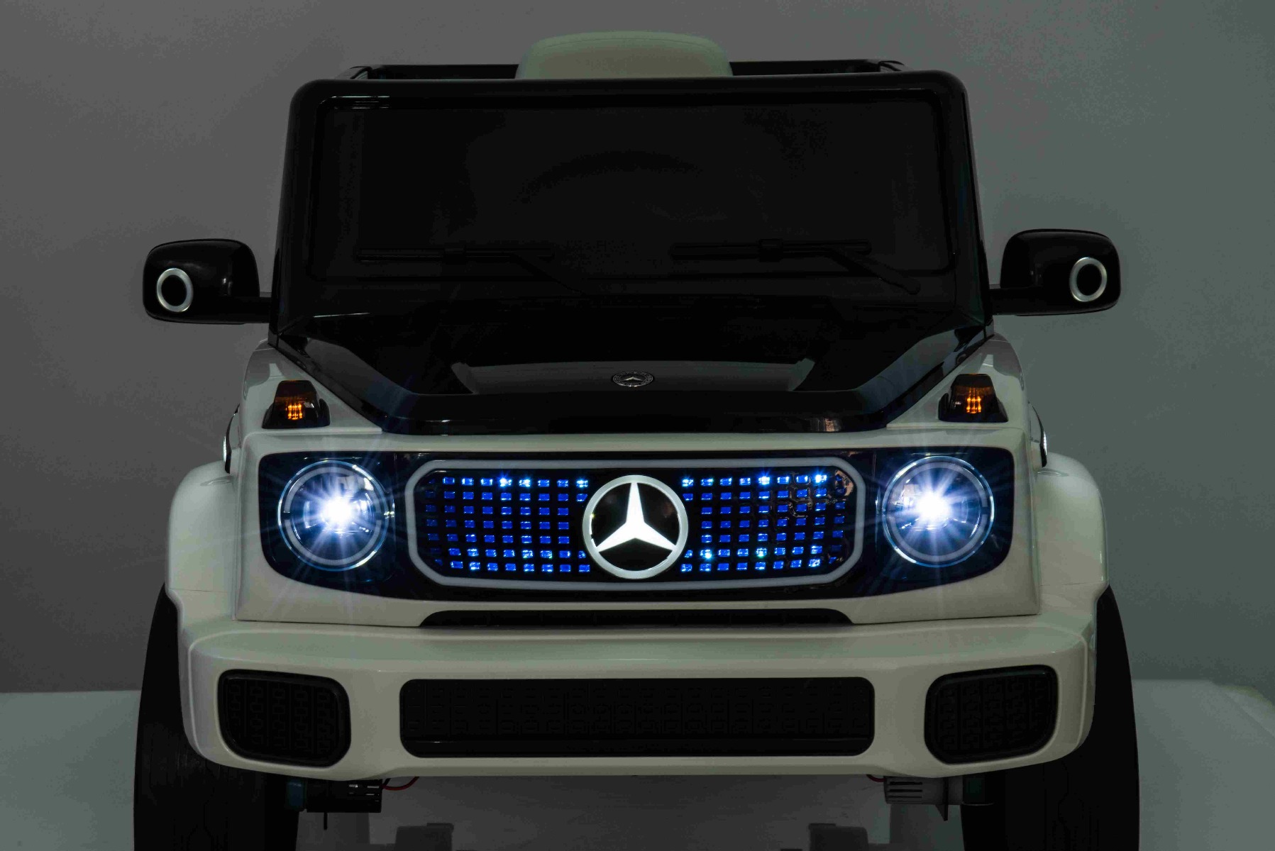 Mașinuță electrică de jucărie Mercedes-Benz EQG 12V, alb, componente ale caroseriei iluminate cu LED, lumini față și spate funcționale, telecomandă 2,4 GHz, intrare USB/Aux, baterie litiu, motor 2 x 35W, licență ORIGINALĂ - imagine 19