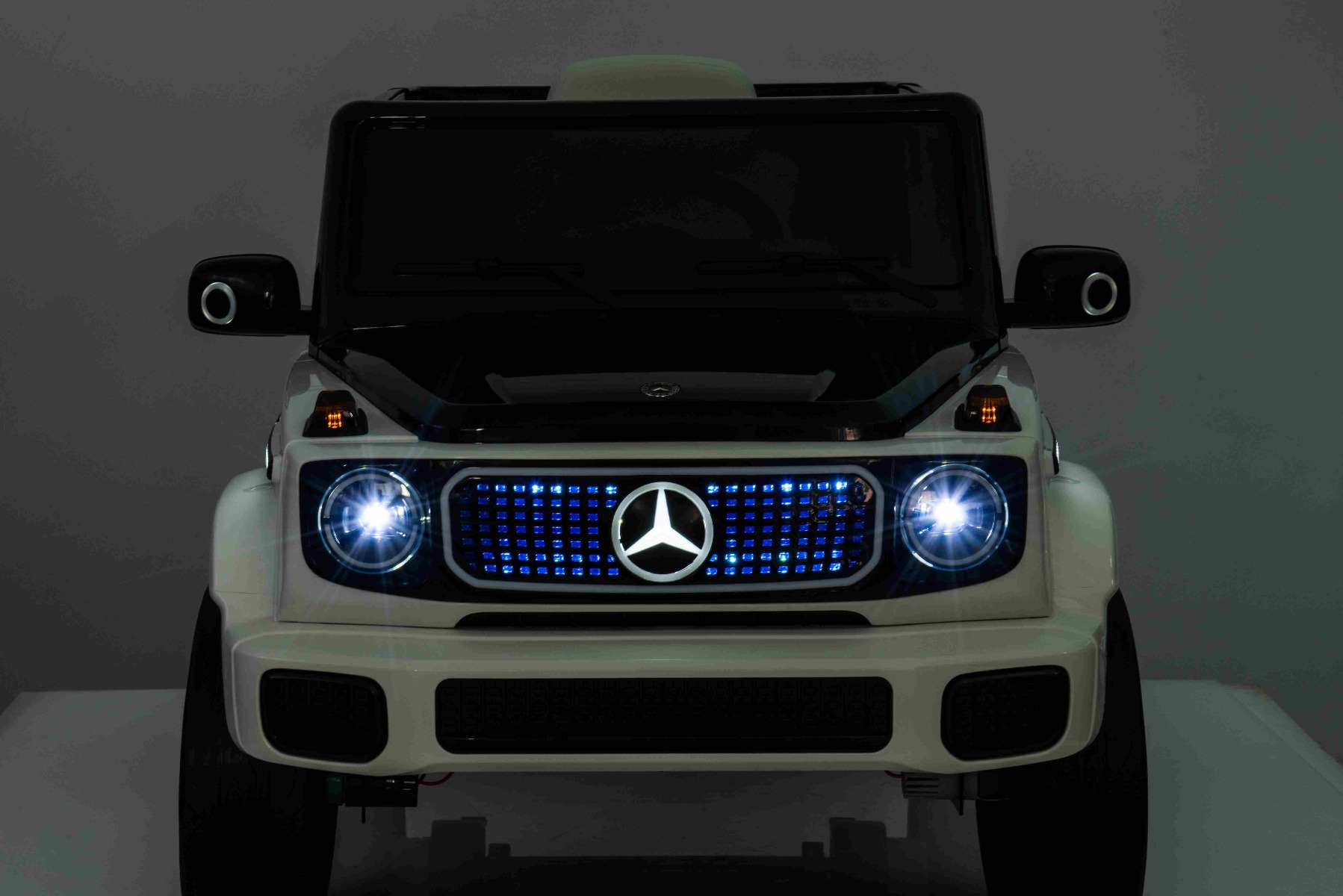 Mașinuță electrică de jucărie Mercedes-Benz EQG 12V, alb, componente ale caroseriei iluminate cu LED, lumini față și spate funcționale, telecomandă 2,4 GHz, intrare USB/Aux, baterie litiu, motor 2 x 35W, licență ORIGINALĂ - imagine 20