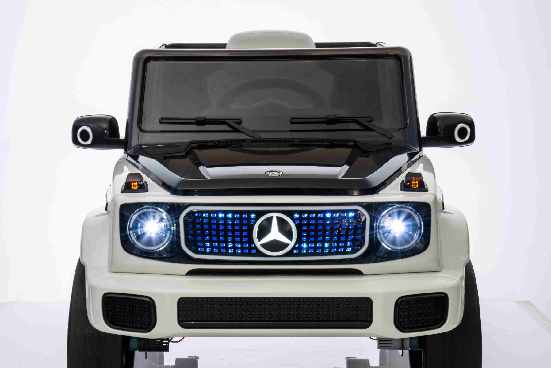 Mașinuță electrică de jucărie Mercedes-Benz EQG 12V, alb, componente ale caroseriei iluminate cu LED, lumini față și spate funcționale, telecomandă 2,4 GHz, intrare USB/Aux, baterie litiu, motor 2 x 35W, licență ORIGINALĂ - imagine 21