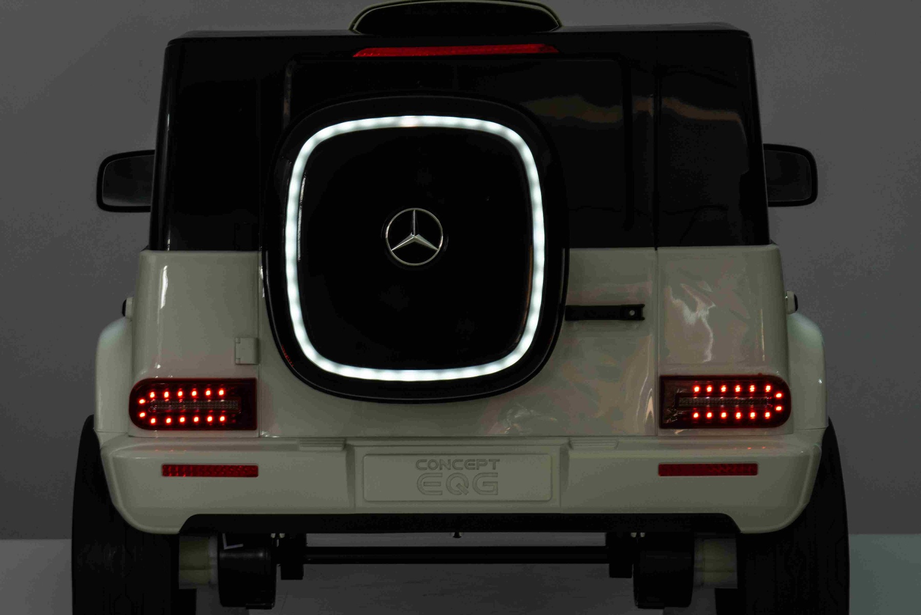 Mașinuță electrică de jucărie Mercedes-Benz EQG 12V, alb, componente ale caroseriei iluminate cu LED, lumini față și spate funcționale, telecomandă 2,4 GHz, intrare USB/Aux, baterie litiu, motor 2 x 35W, licență ORIGINALĂ - imagine 23