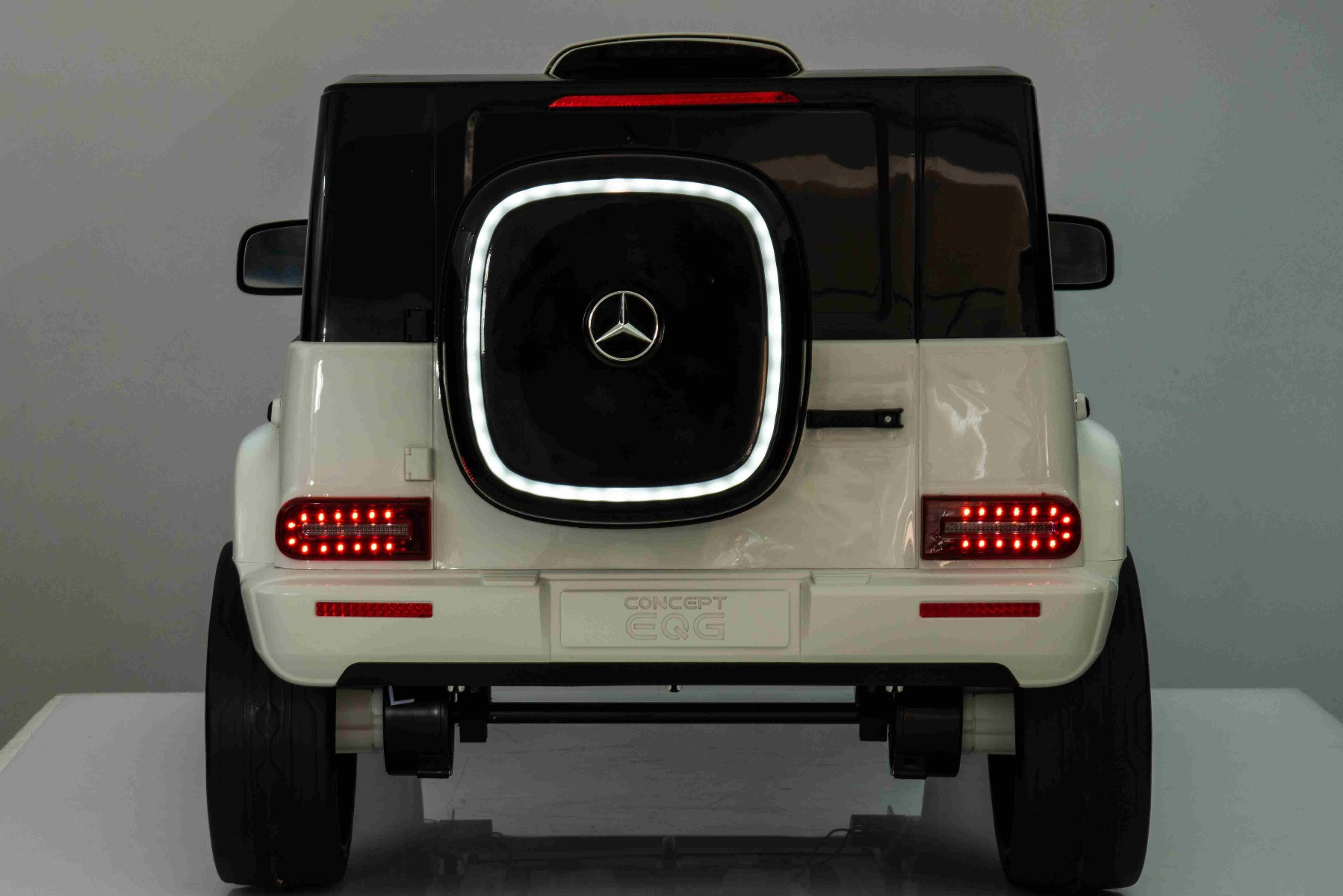 Mașinuță electrică de jucărie Mercedes-Benz EQG 12V, alb, componente ale caroseriei iluminate cu LED, lumini față și spate funcționale, telecomandă 2,4 GHz, intrare USB/Aux, baterie litiu, motor 2 x 35W, licență ORIGINALĂ - imagine 24