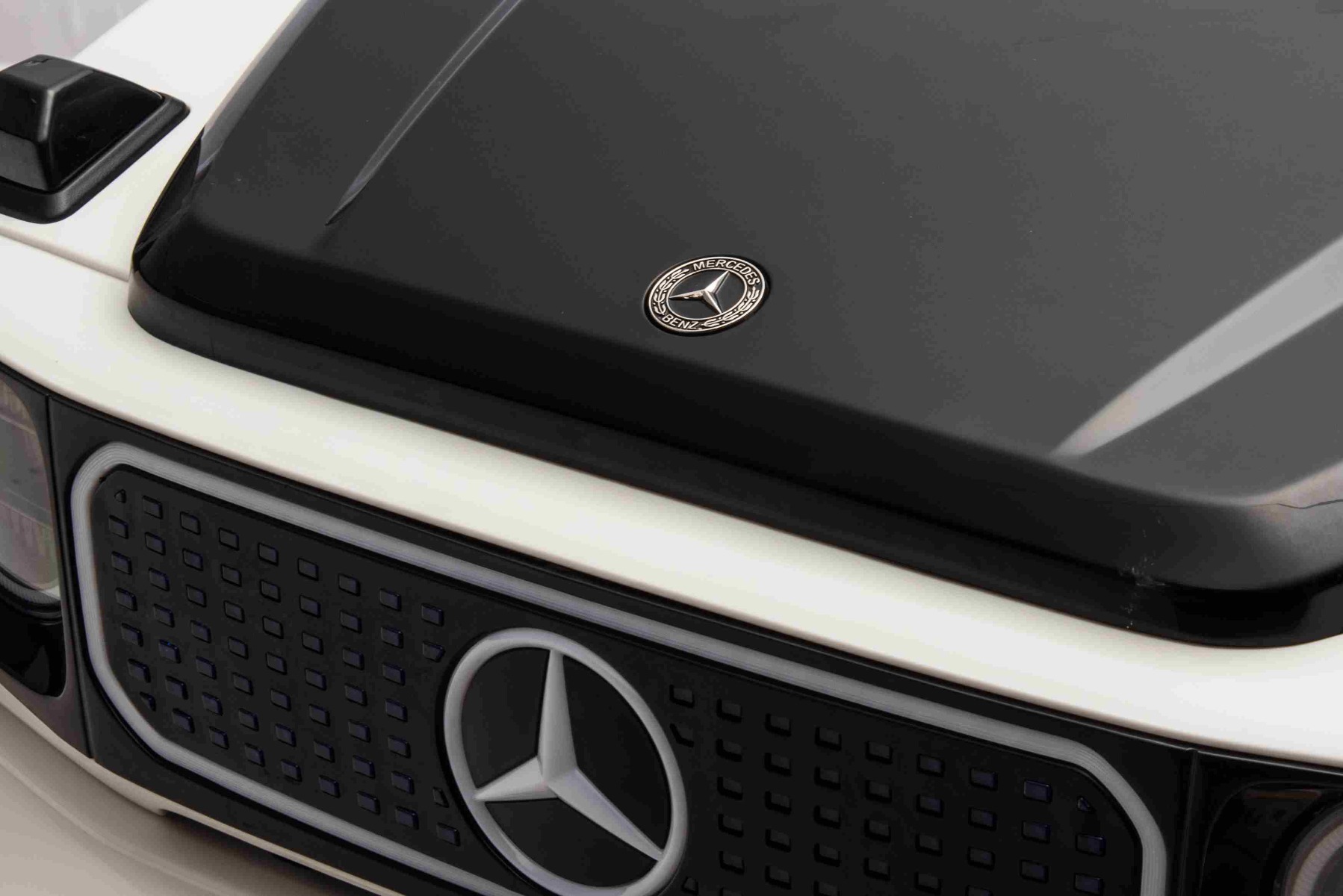 Mașinuță electrică de jucărie Mercedes-Benz EQG 12V, alb, componente ale caroseriei iluminate cu LED, lumini față și spate funcționale, telecomandă 2,4 GHz, intrare USB/Aux, baterie litiu, motor 2 x 35W, licență ORIGINALĂ - imagine 43
