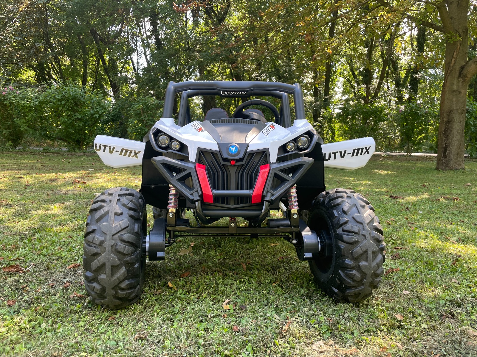 Mașinuță electrică de jucărie NEW RSX 24V, alb, tracțiune 4x4, baterie litiu, roți EVA, suspensii, scaun din piele artificială cu două locuri, telecomandă, player MP3 cu intrare USB/AUX - imagine 5