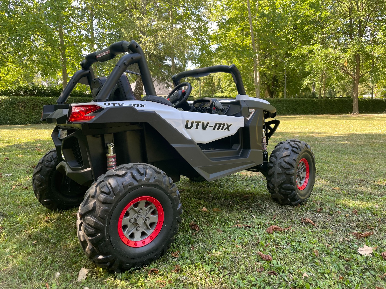 Mașinuță electrică de jucărie NEW RSX 24V, alb, tracțiune 4x4, baterie litiu, roți EVA, suspensii, scaun din piele artificială cu două locuri, telecomandă, player MP3 cu intrare USB/AUX - imagine 6