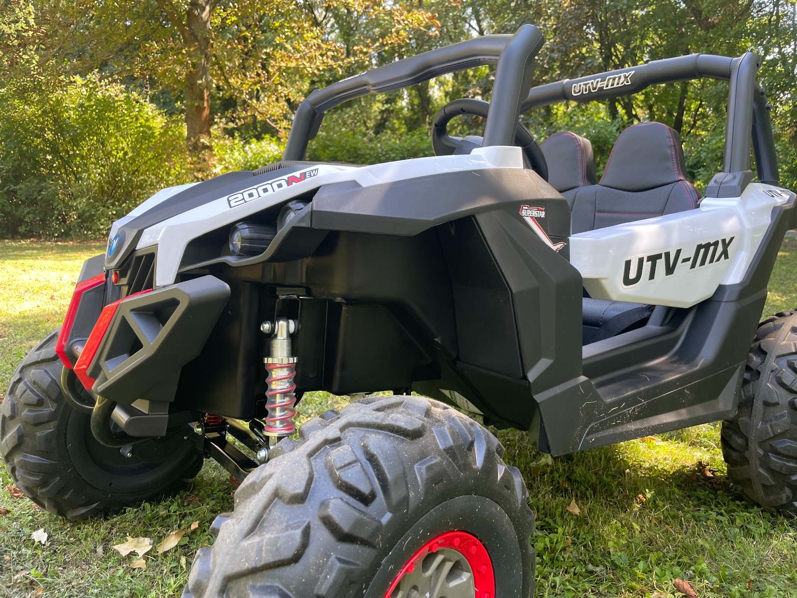 Mașinuță electrică de jucărie NEW RSX 24V, alb, tracțiune 4x4, baterie litiu, roți EVA, suspensii, scaun din piele artificială cu două locuri, telecomandă, player MP3 cu intrare USB/AUX - imagine 7