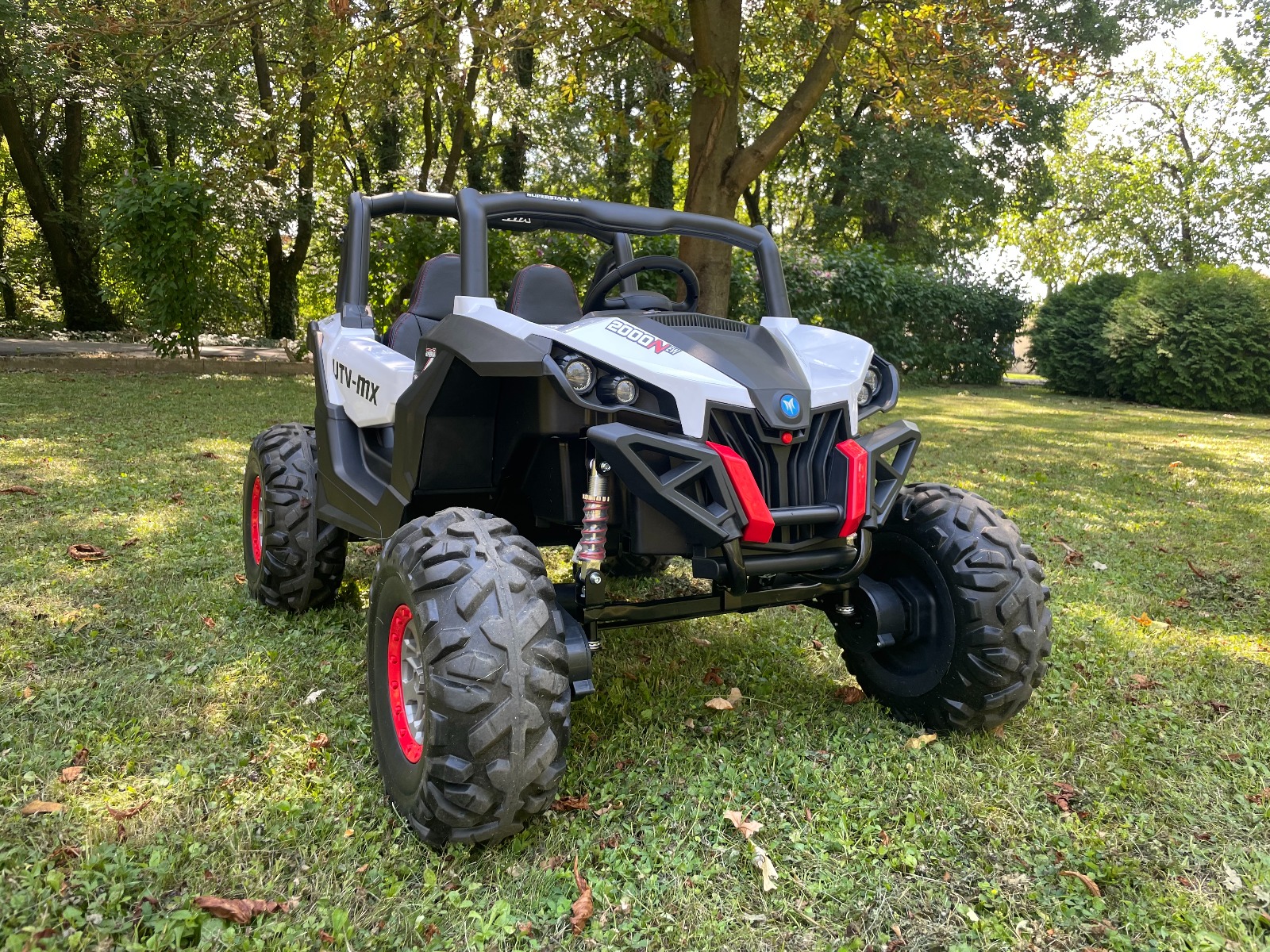 Mașinuță electrică de jucărie NEW RSX 24V, alb, tracțiune 4x4, baterie litiu, roți EVA, suspensii, scaun din piele artificială cu două locuri, telecomandă, player MP3 cu intrare USB/AUX - imagine 8
