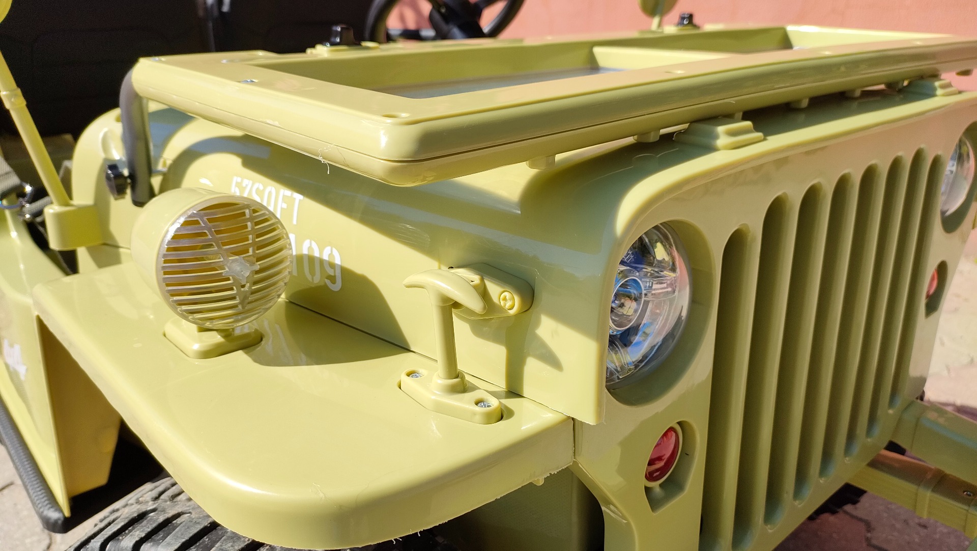 Mașinuță electrică pentru copii SUA ARMY-4X4, cu trei locuri, MP3 Player cu intrare USB / SD, suspensie integrală, lumini LED, parbriz pliabil, baterie portabilă 12V14AH, roți EVA, scaune din piele, telecomandă de 2,4 GHz, 4x4 - imagine 58
