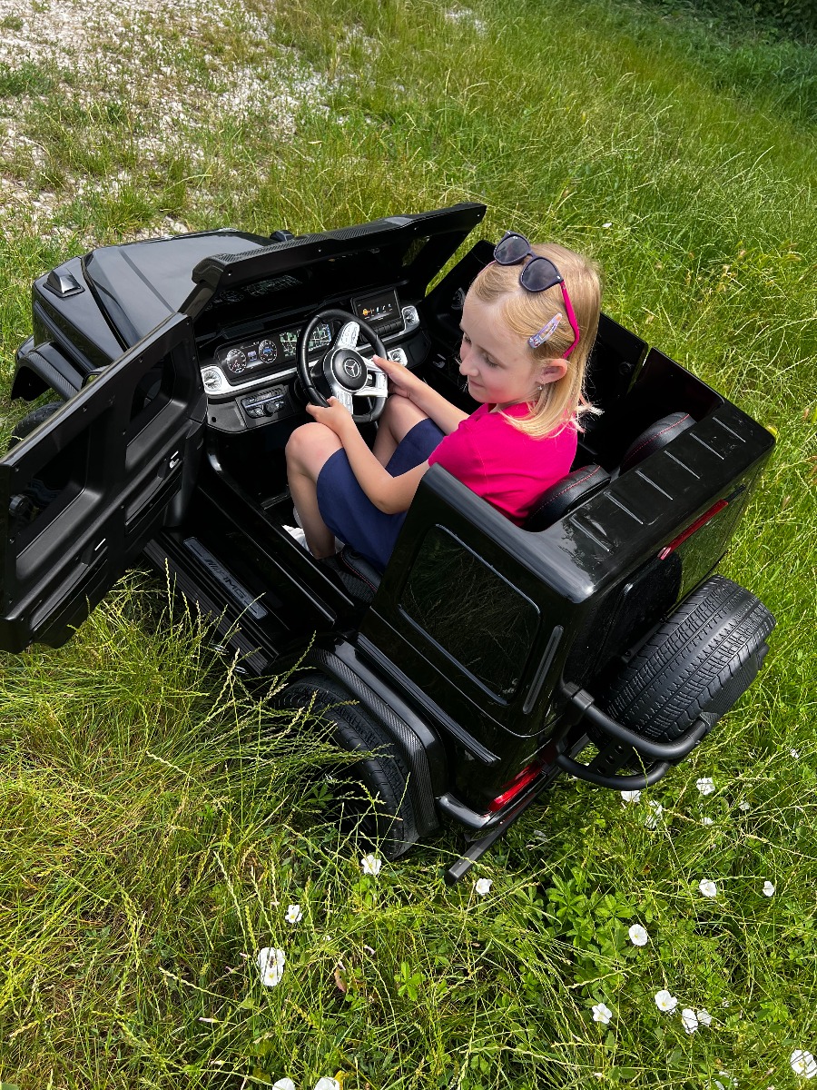 Mașină electrică Mercedes-Benz G63 AMG 4x4 cu două locuri 12V, negru, MP3 Player cu intrare USB/AUX, tracțiune 4x4, baterie 12V14Ah, roți EVA cu suspensie, scaune din piele, telecomandă, licențiat - imagine 26