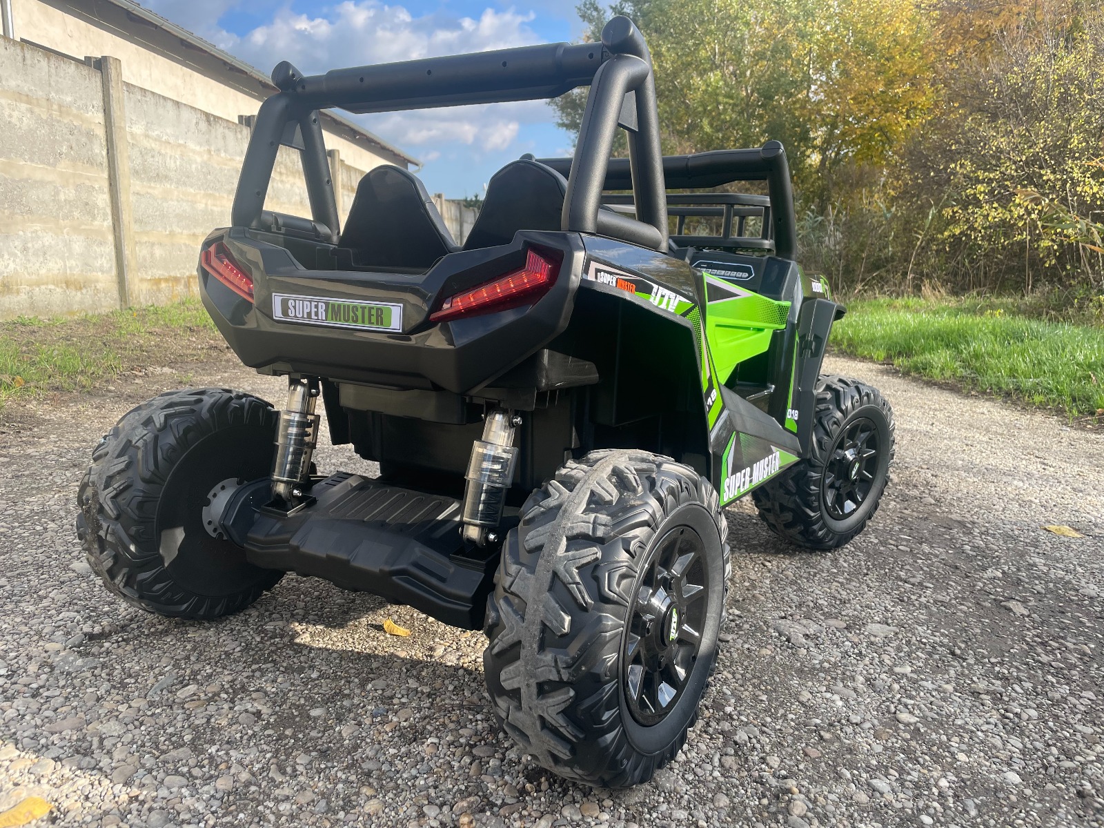 Mașină electrică pentru copii UTV 24V, verde, două locuri, motor 2 x 200 W, Baterie litiu, roți EVA, osii cu arcuri, frână electrică, scaun tapițat, 2.4 GHz DO, două locuri, USB, AUX - imagine 4