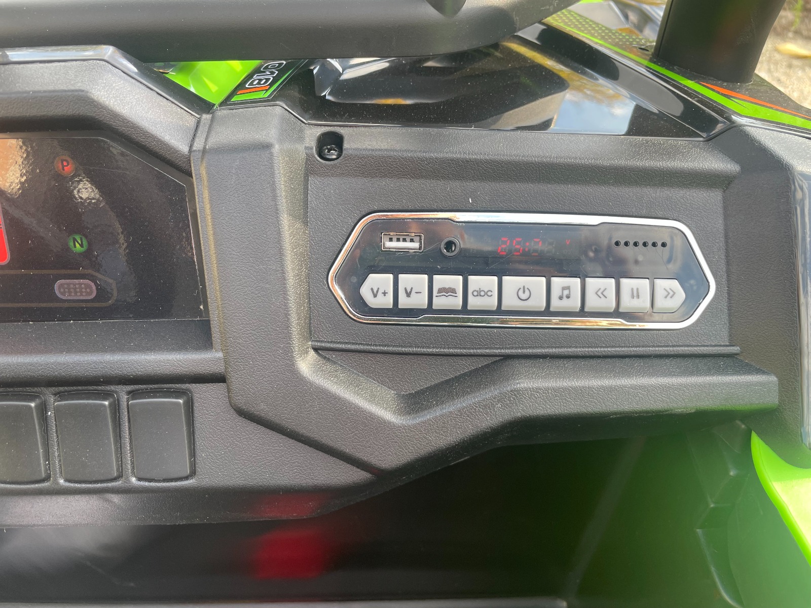 Mașină electrică pentru copii UTV 24V, verde, două locuri, motor 2 x 200 W, Baterie litiu, roți EVA, osii cu arcuri, frână electrică, scaun tapițat, 2.4 GHz DO, două locuri, USB, AUX - imagine 7