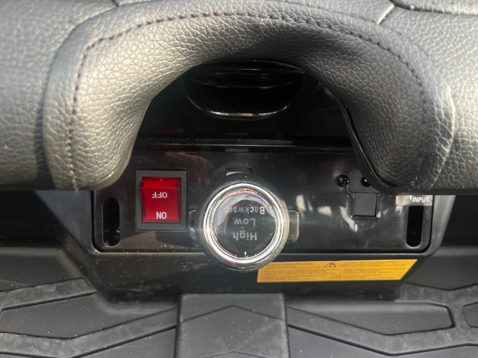 Mașină electrică pentru copii UTV 24V, roșie, două locuri, motor 2 x 200 W, Baterie litiu, roți EVA, osii cu arcuri, frână electrică, scaun tapițat, 2.4 GHz DO, două locuri, USB, AUX - imagine 15